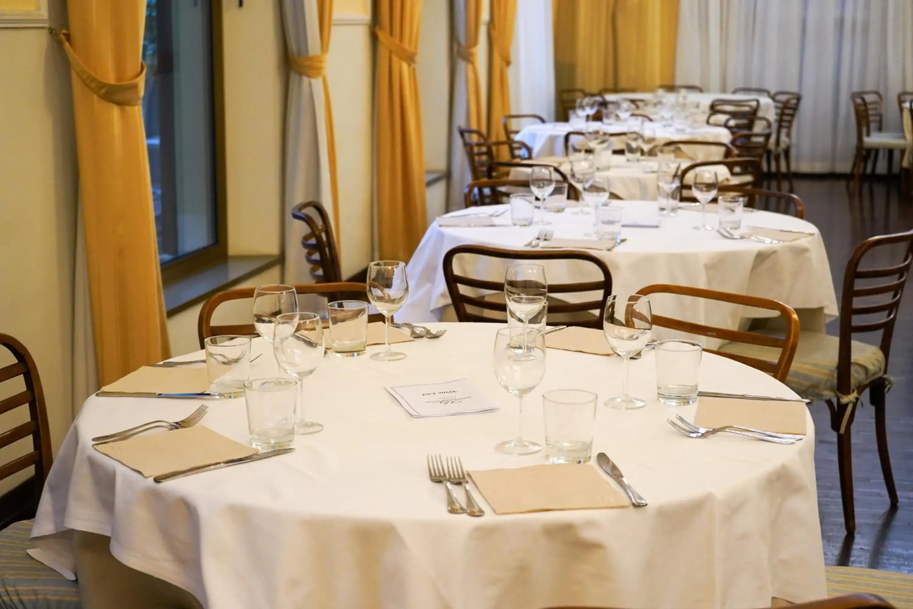 Restaurant/Places to Eat in Hotel Cappelli