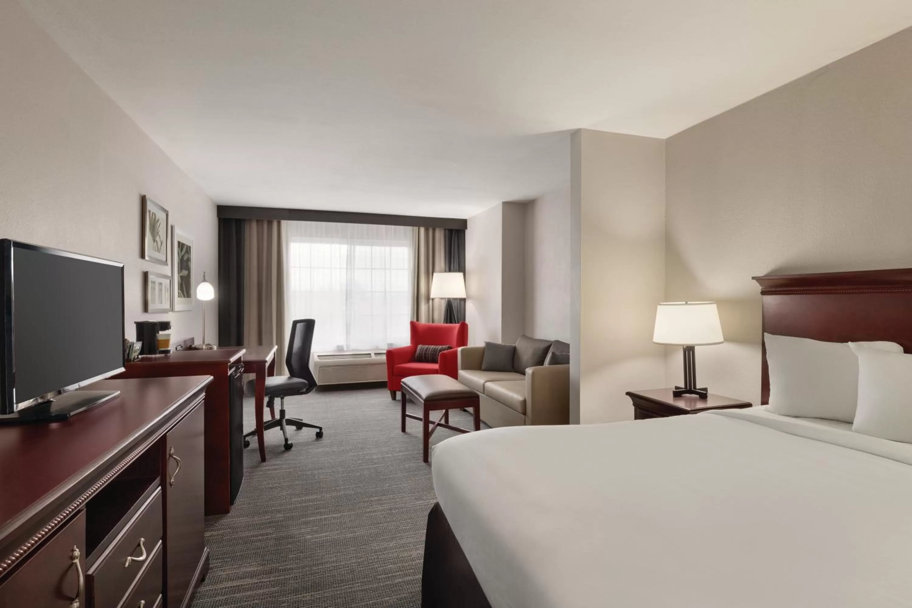 Seating area, Bed in Country Inn & Suites by Radisson, Madison, AL