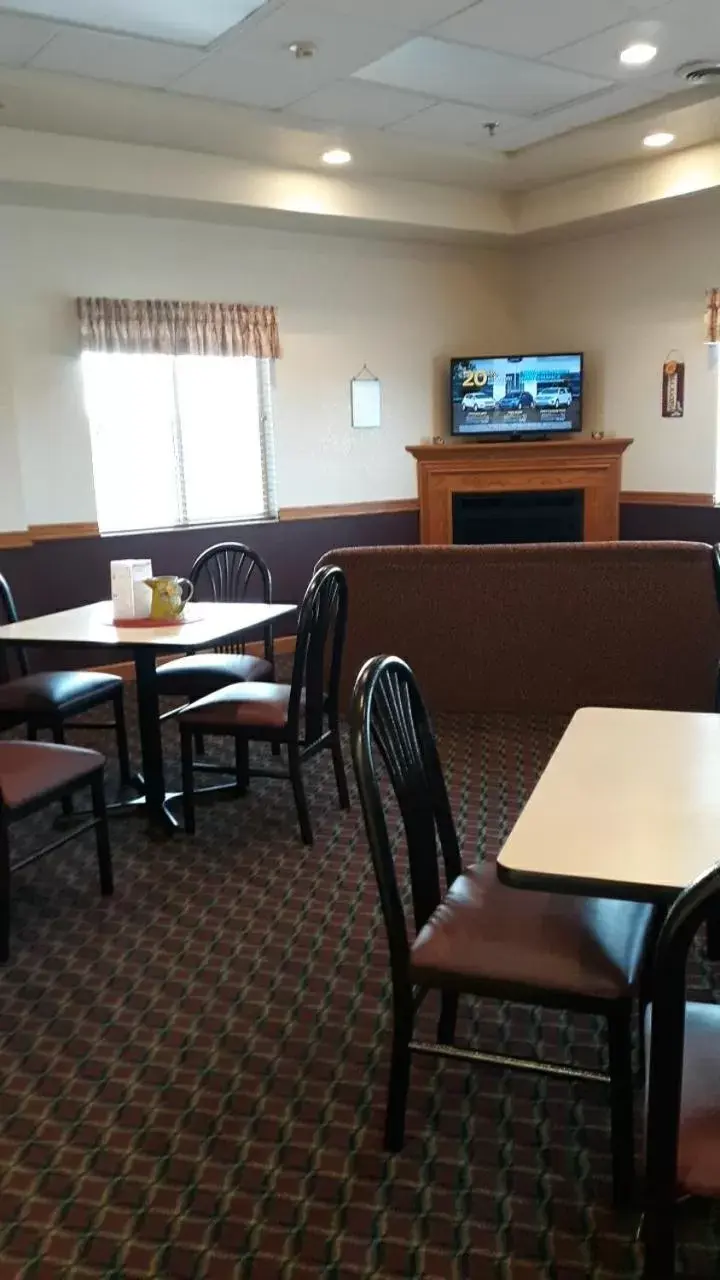 Meeting/conference room, Restaurant/Places to Eat in Herington Inn and Suites