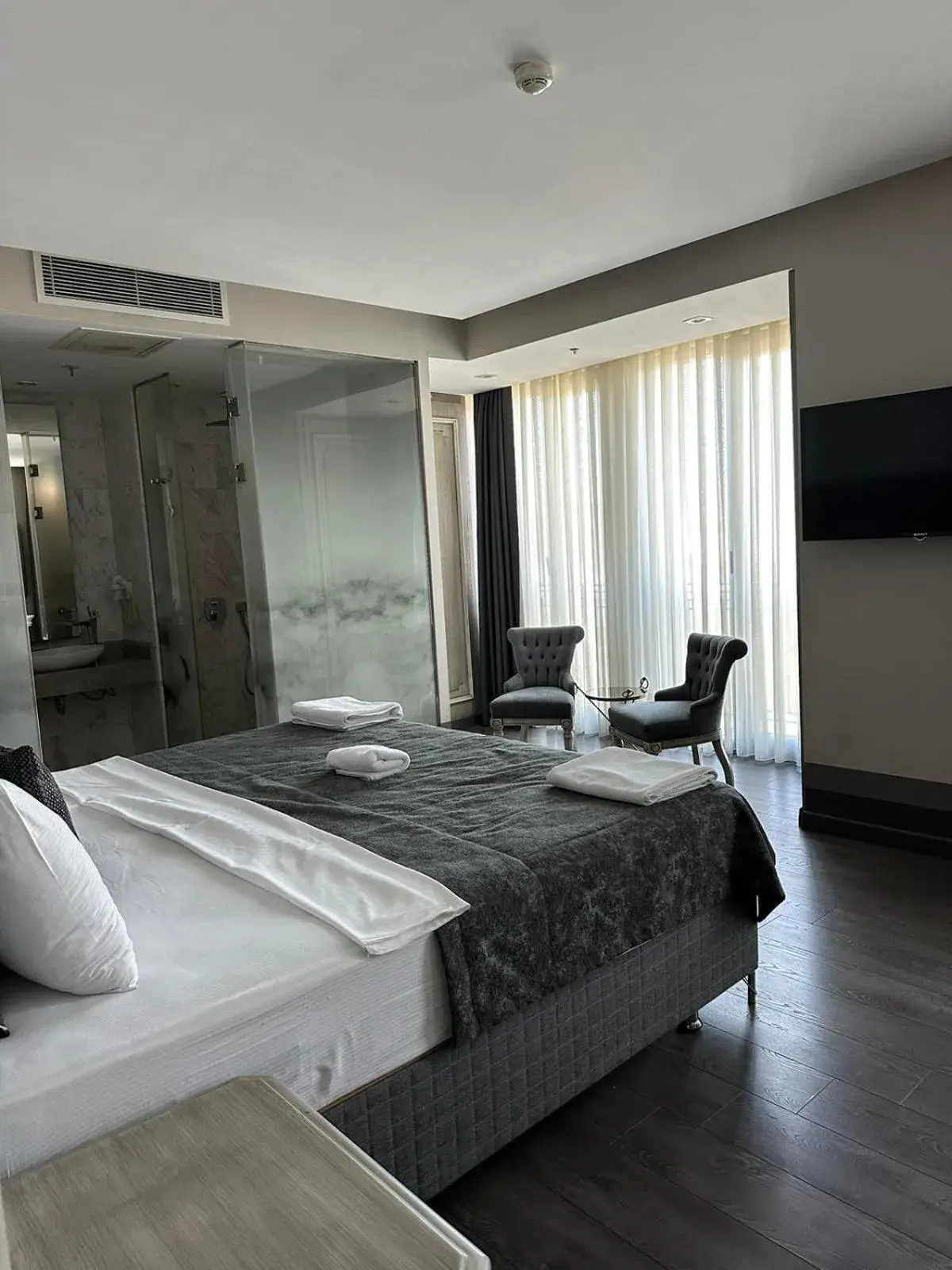Living room, Bed in TK Taxim Bosphorus Hotel