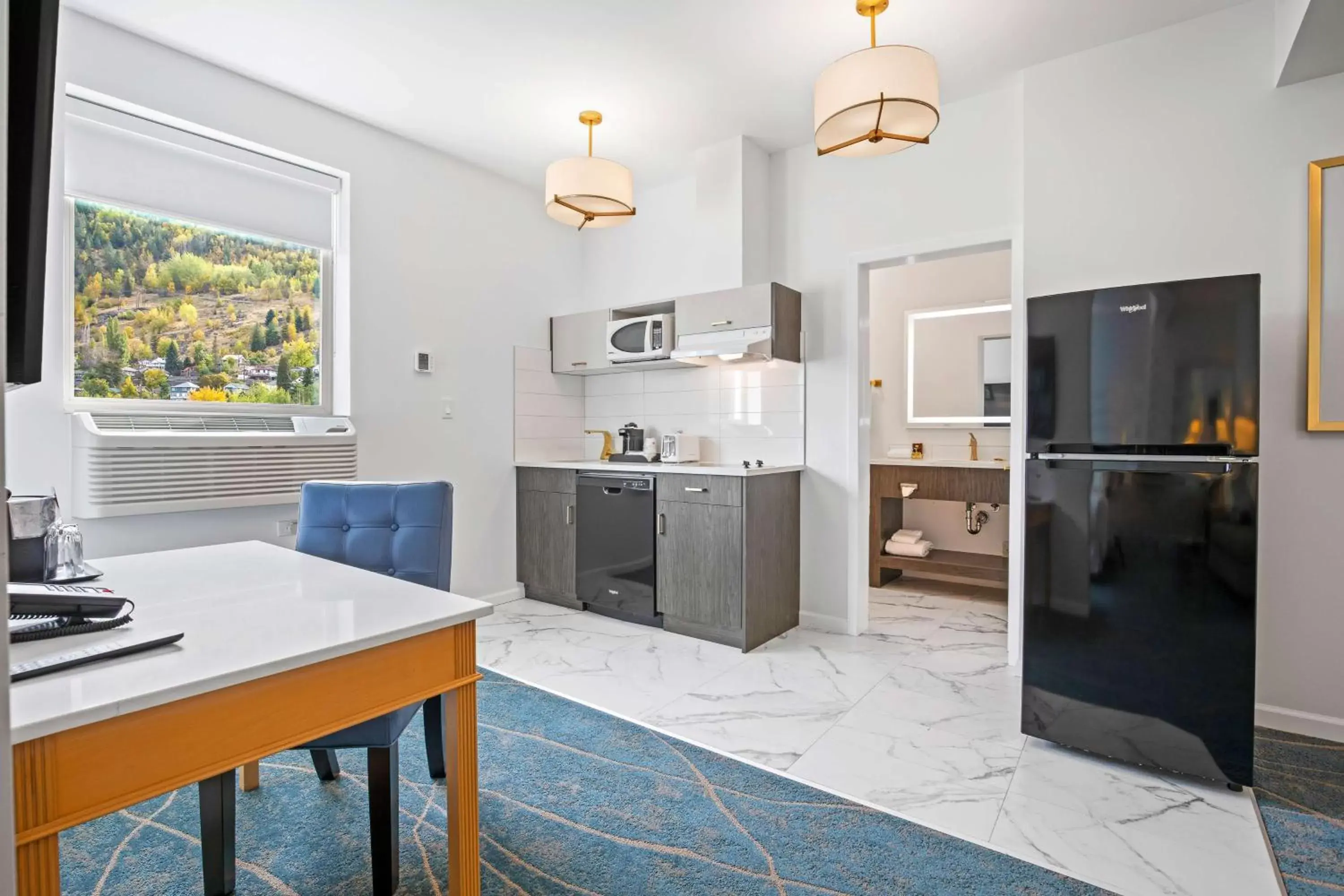 Photo of the whole room, Kitchen/Kitchenette in Crown Columbia Hotel; BW Premier Collection