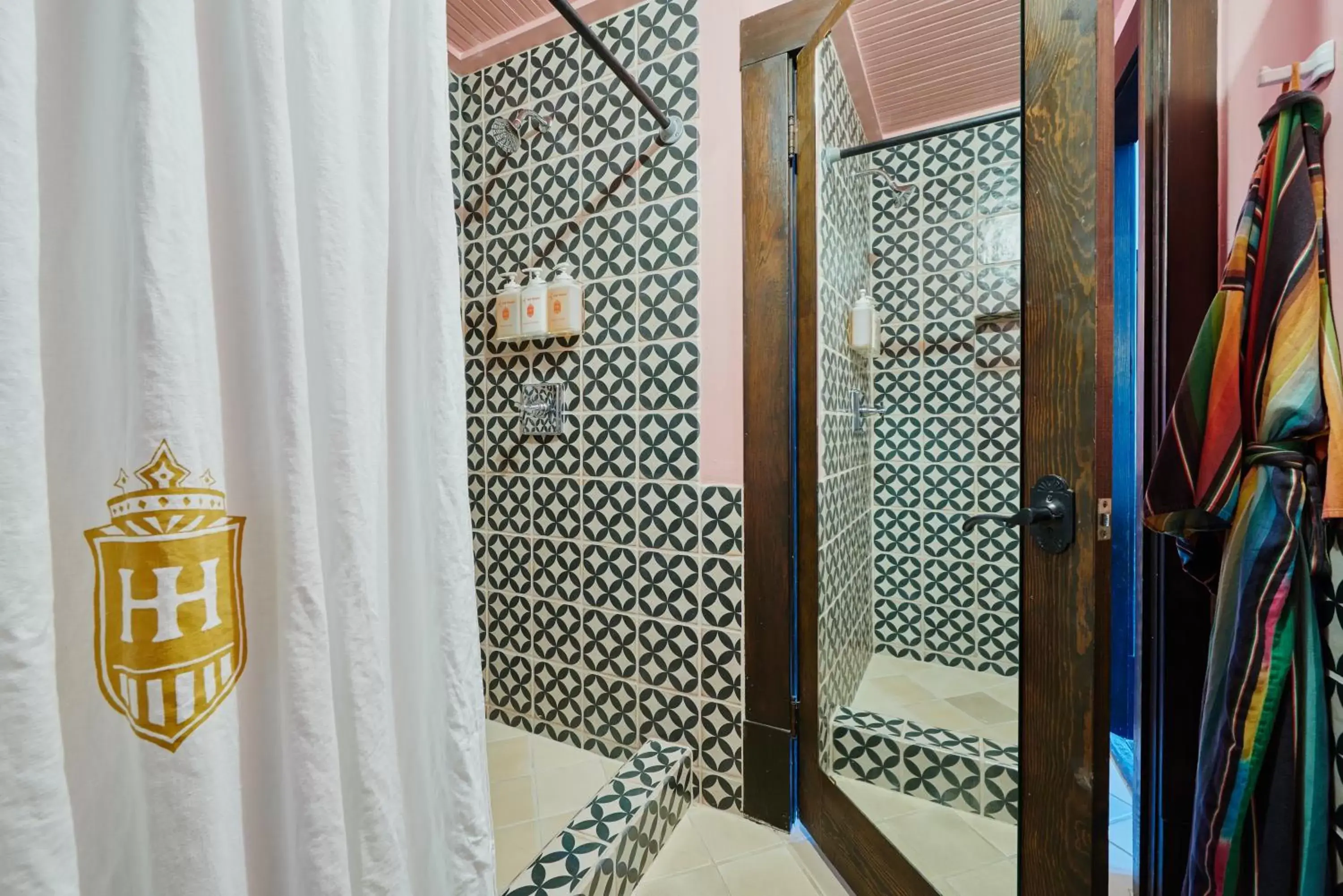 Shower, Bathroom in Hotel Havana