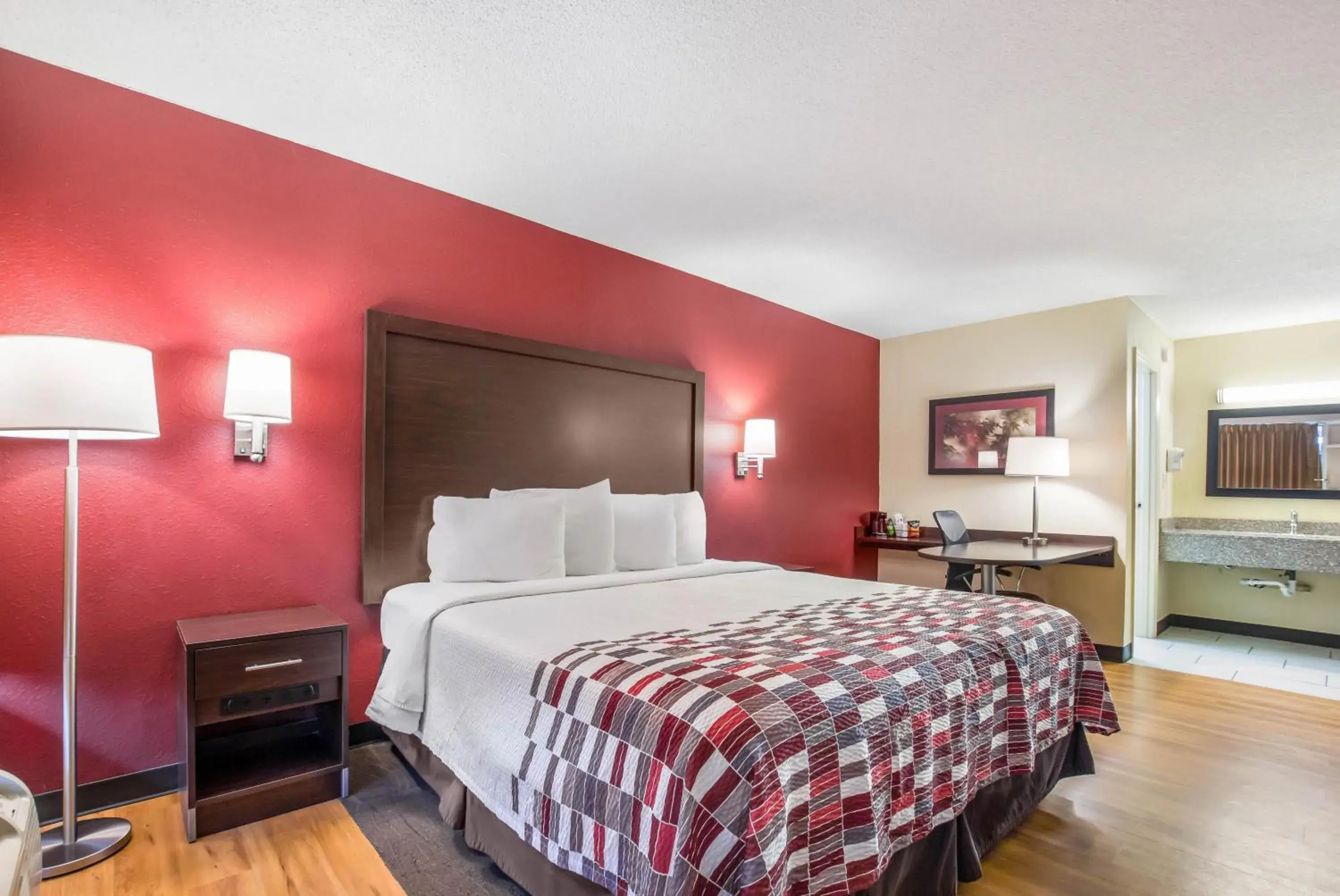 Photo of the whole room, Bed in Red Roof Inn Cincinnati Airport–Florence/ Erlanger