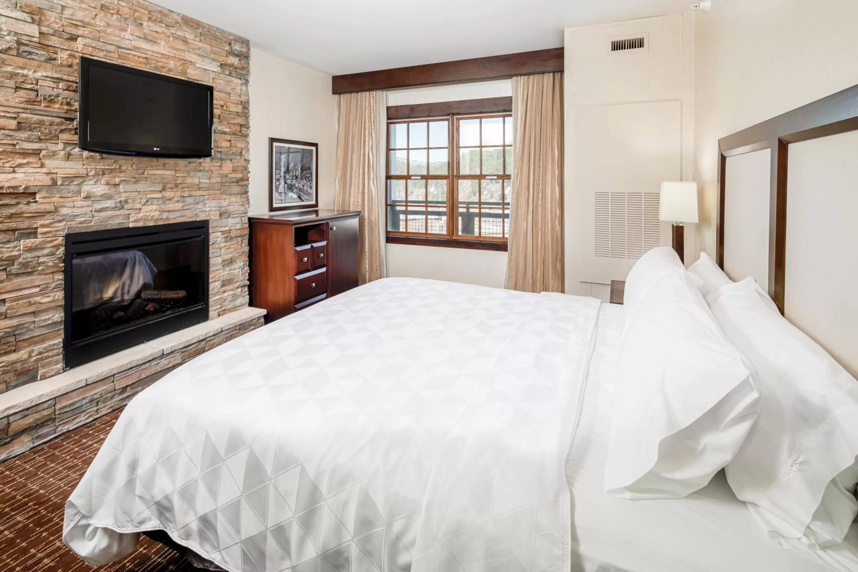 Photo of the whole room, Bed in Holiday Inn Resort Deadwood Mountain Grand by IHG