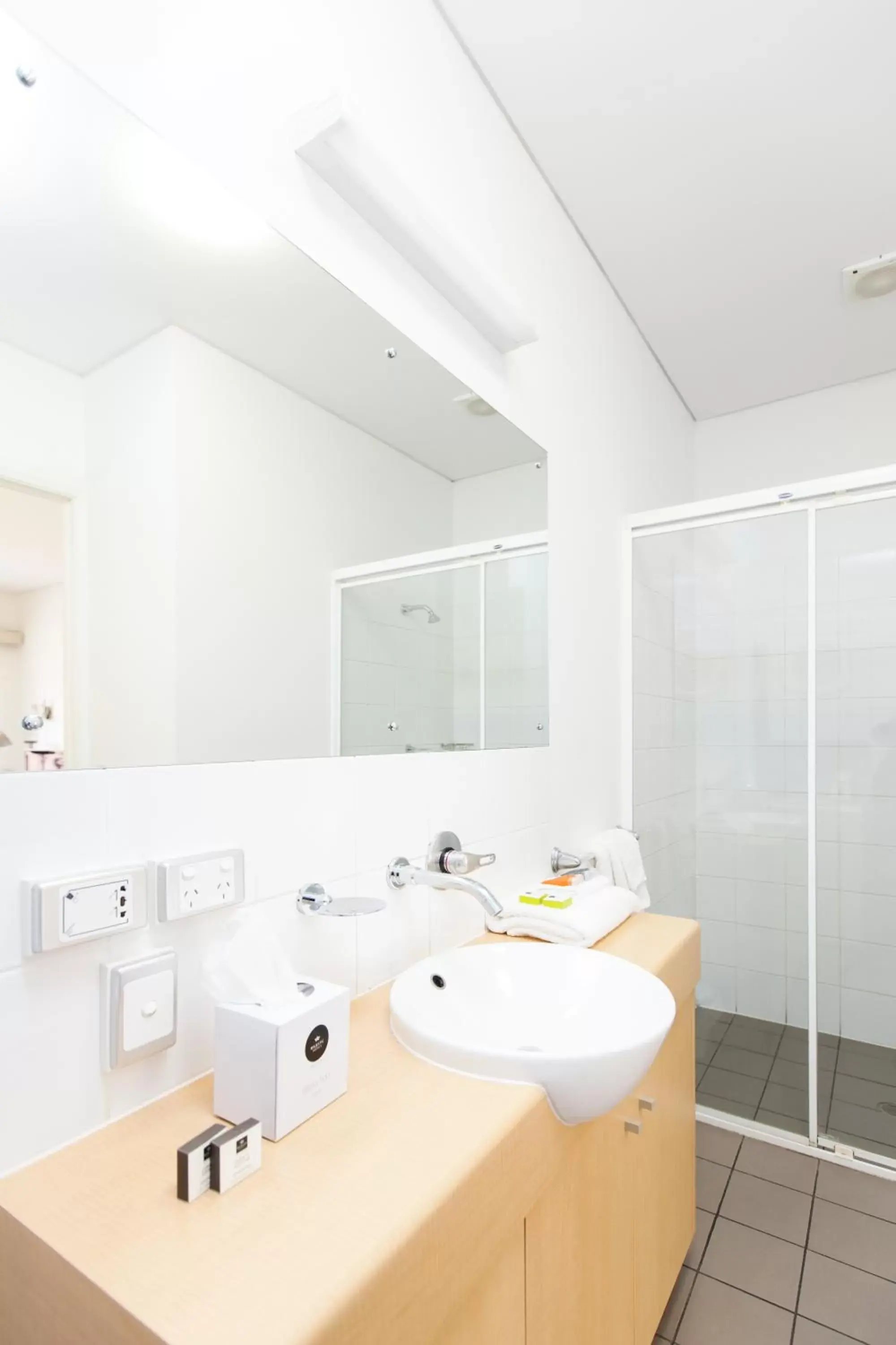 Bathroom in Majestic Oasis Apartments