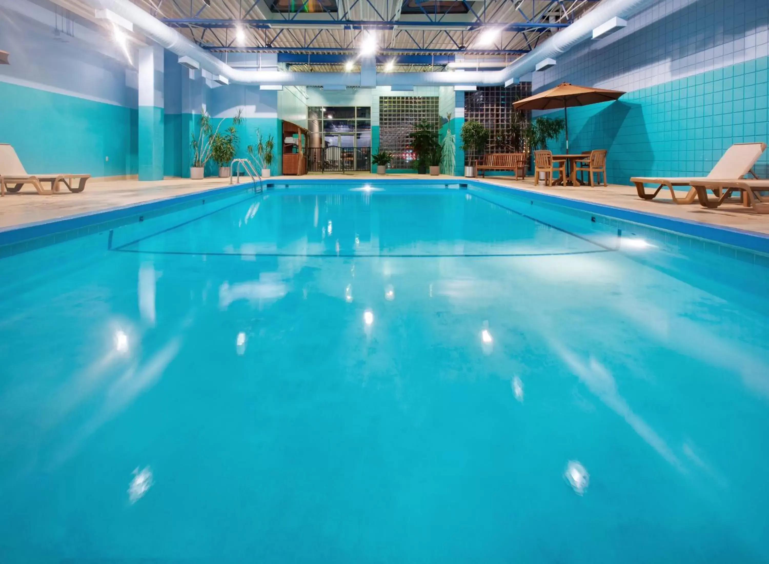 Swimming Pool in Holiday Inn Des Moines-Downtown-Mercy Campus, an IHG Hotel