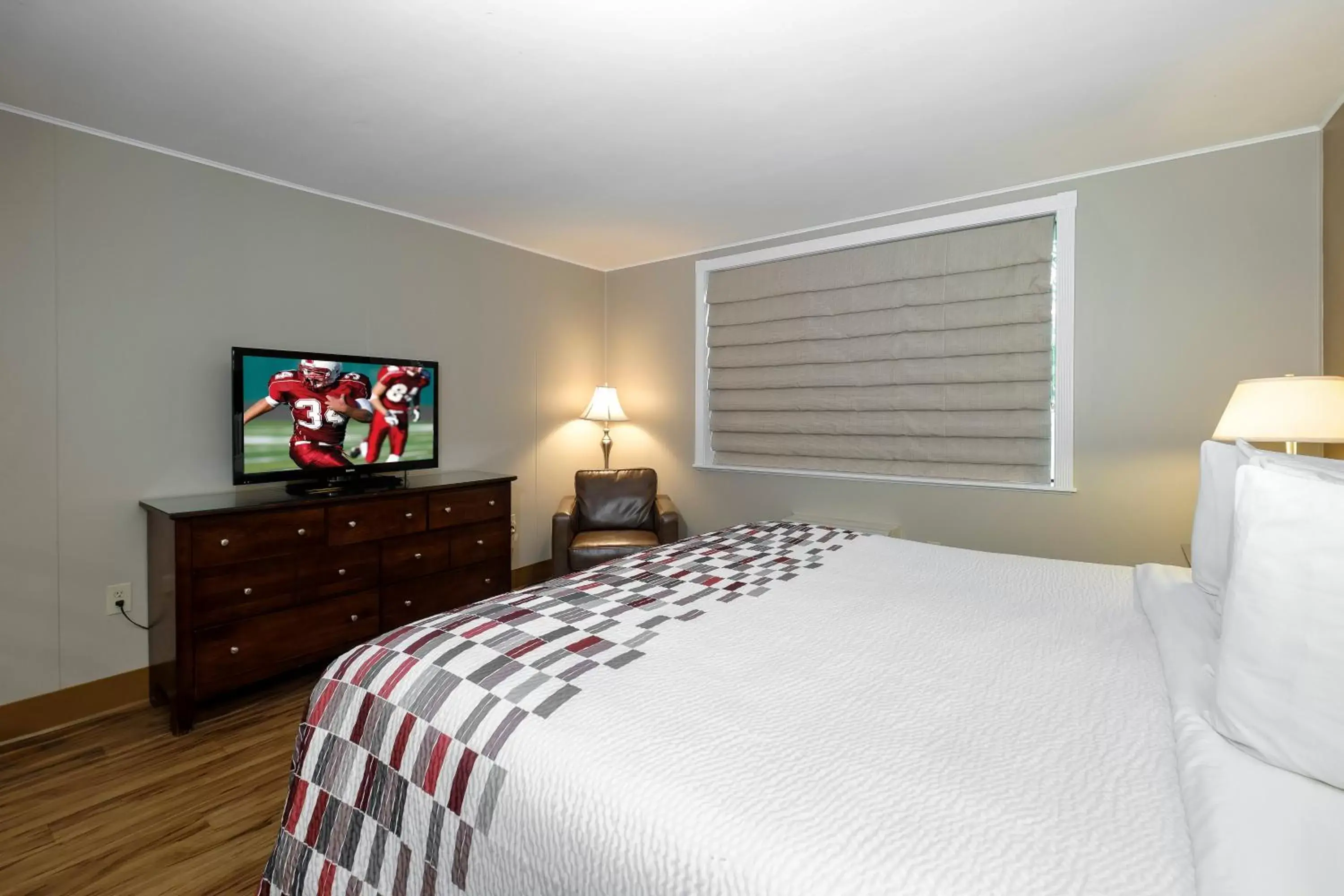 Photo of the whole room, Bed in Red Roof Inn and Suites Herkimer Photo of the whole room, Bed in Red Roof Inn and Suites Herkimer