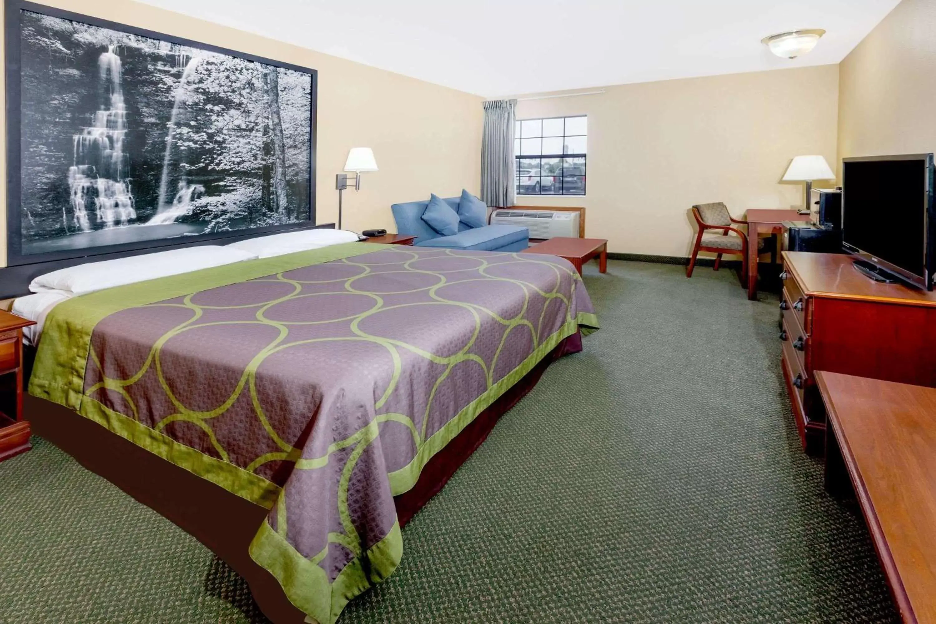 Photo of the whole room, Bed in Super 8 by Wyndham Pine Bluff