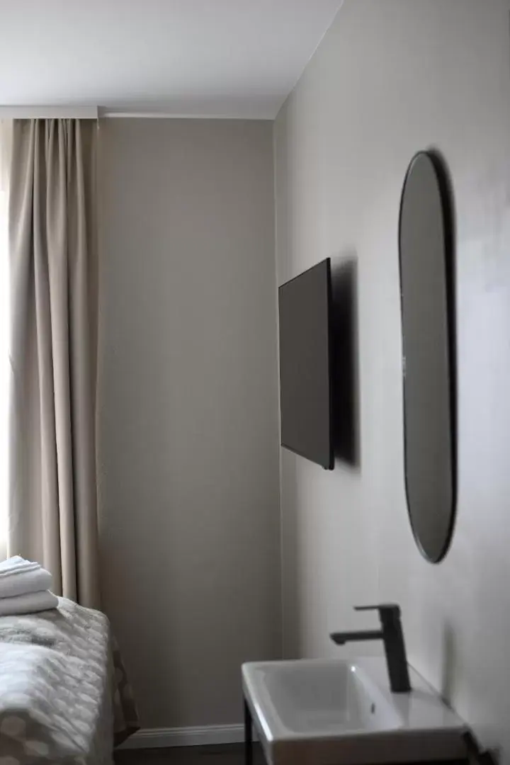 TV and multimedia, Bed in Hotel Local 101 TV and multimedia, Bed in Hotel Local 101