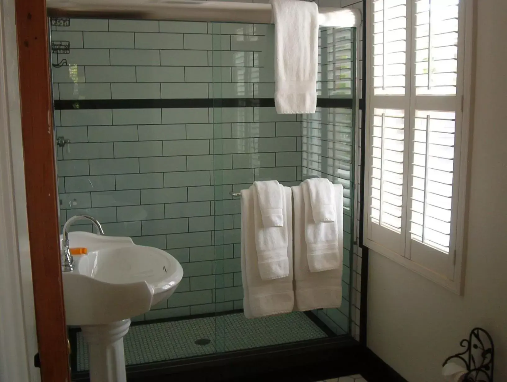 Shower, Bathroom in Jamestown Hotel