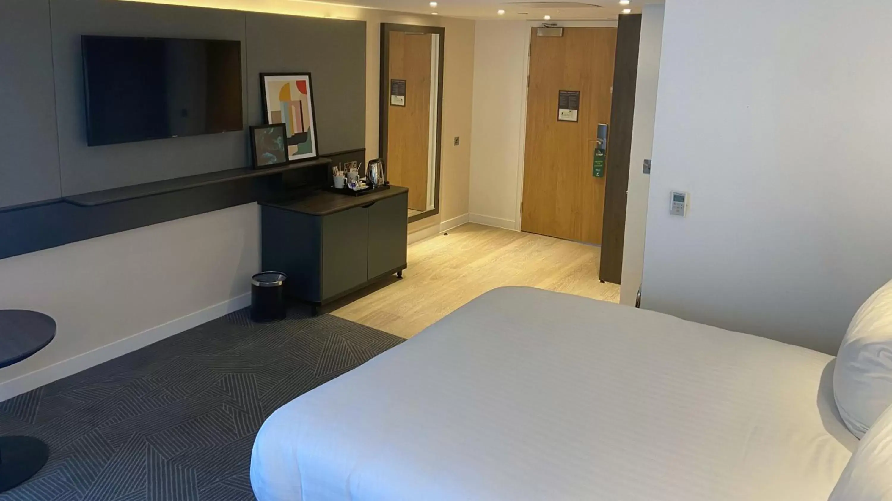 Photo of the whole room, Bed in Holiday Inn Lincoln, an IHG Hotel