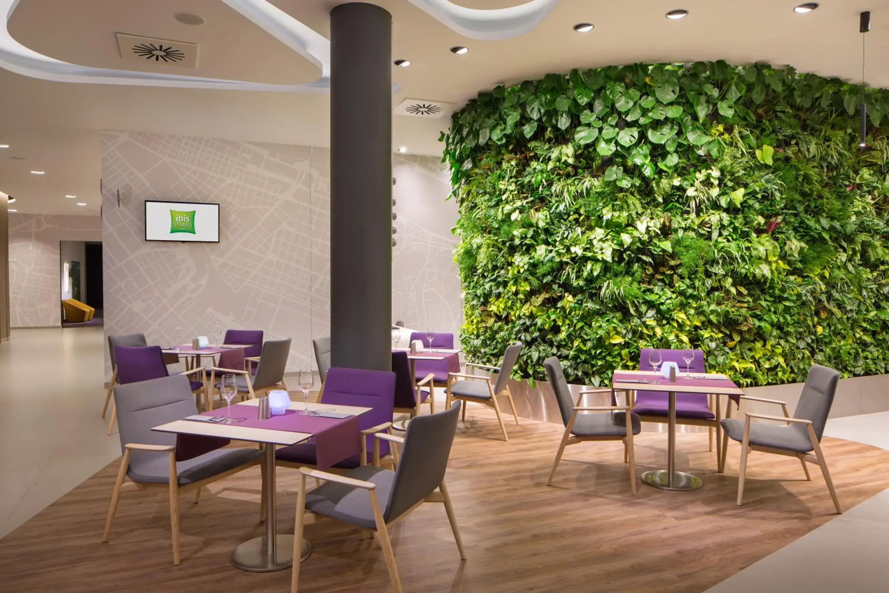 Lounge or bar, Restaurant/Places to Eat in ibis Styles Budapest Airport