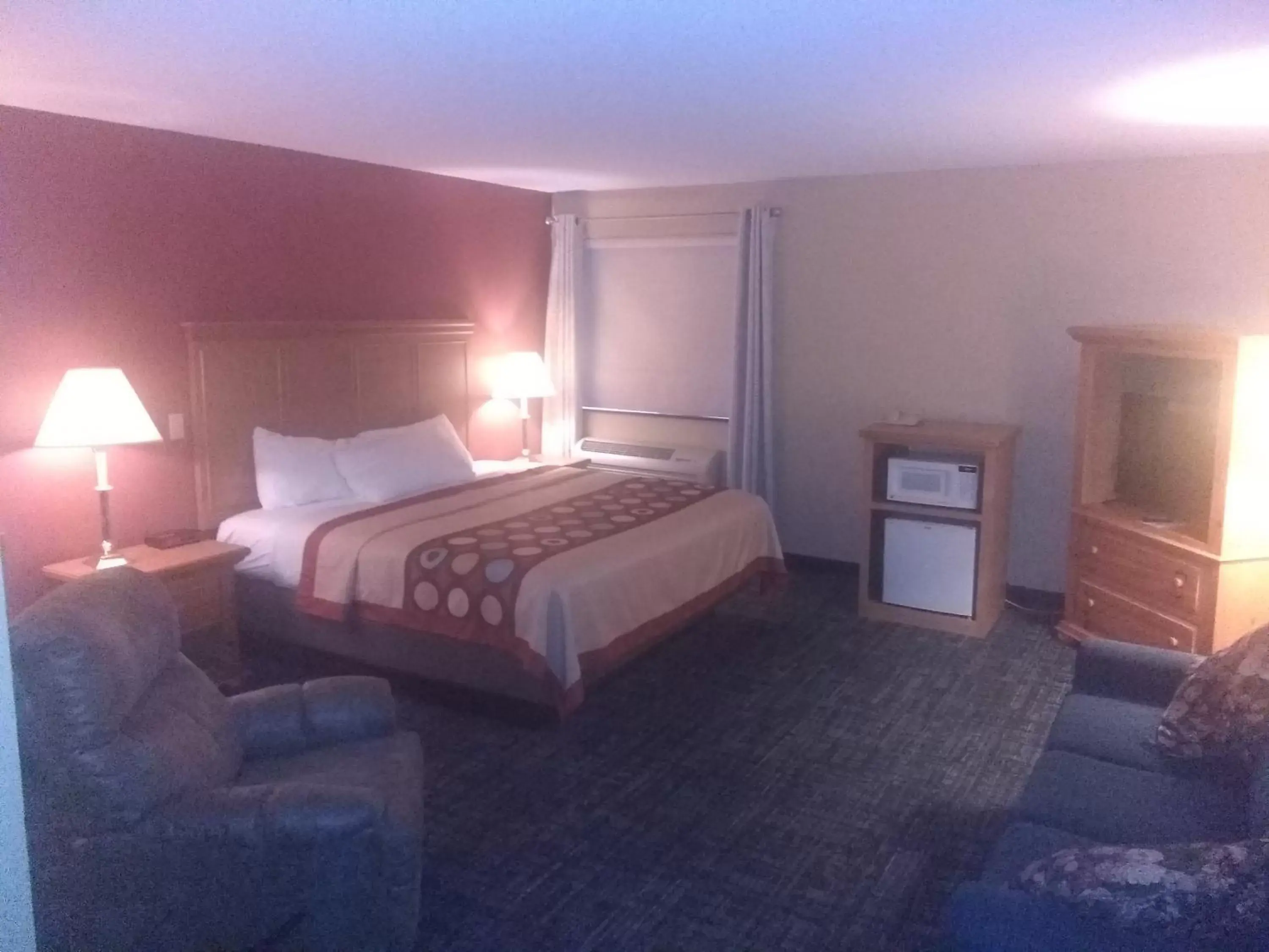 Photo of the whole room, Bed in Super 8 by Wyndham Baxter/Brainerd Area