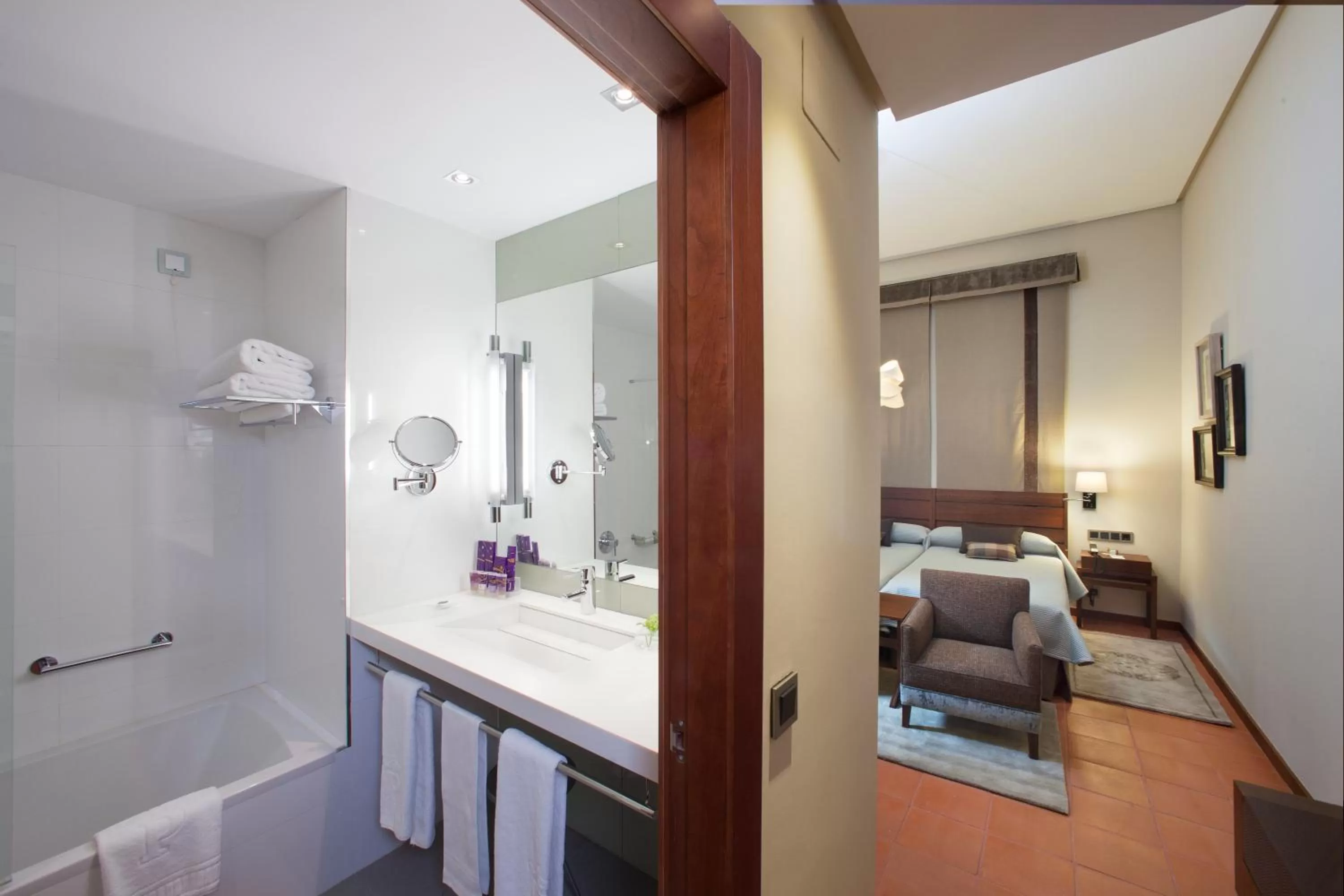 Bathroom, Bed in Parador de Caceres