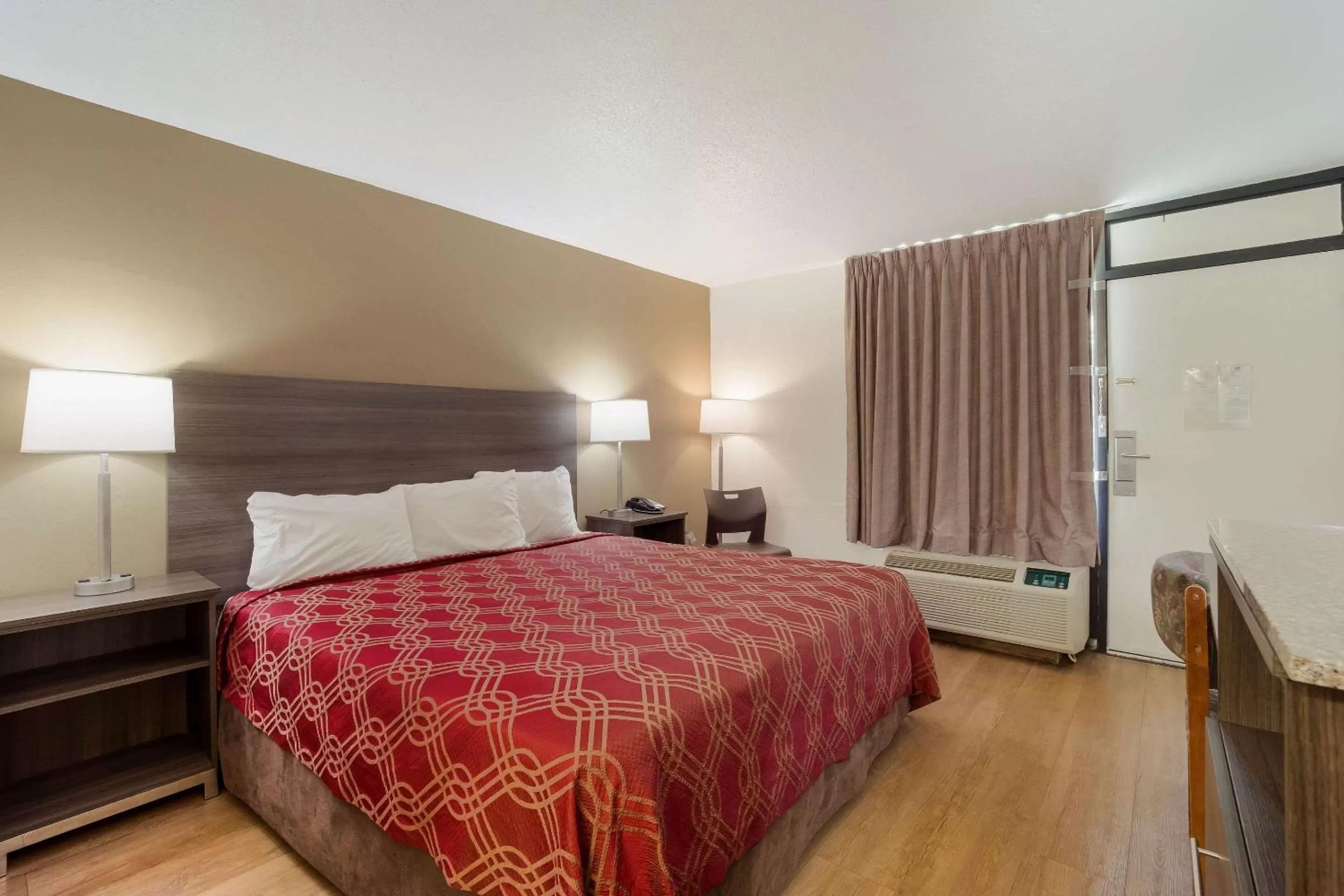 Photo of the whole room, Bed in Econo Lodge