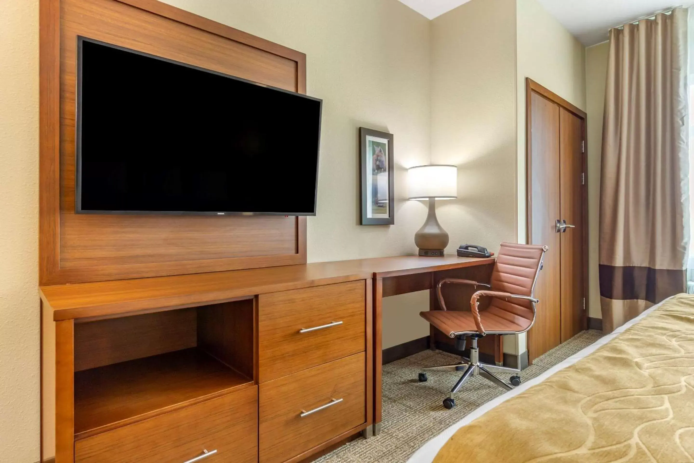 Photo of the whole room, TV/Entertainment Center in Comfort Inn & Suites Lakewood by JBLM