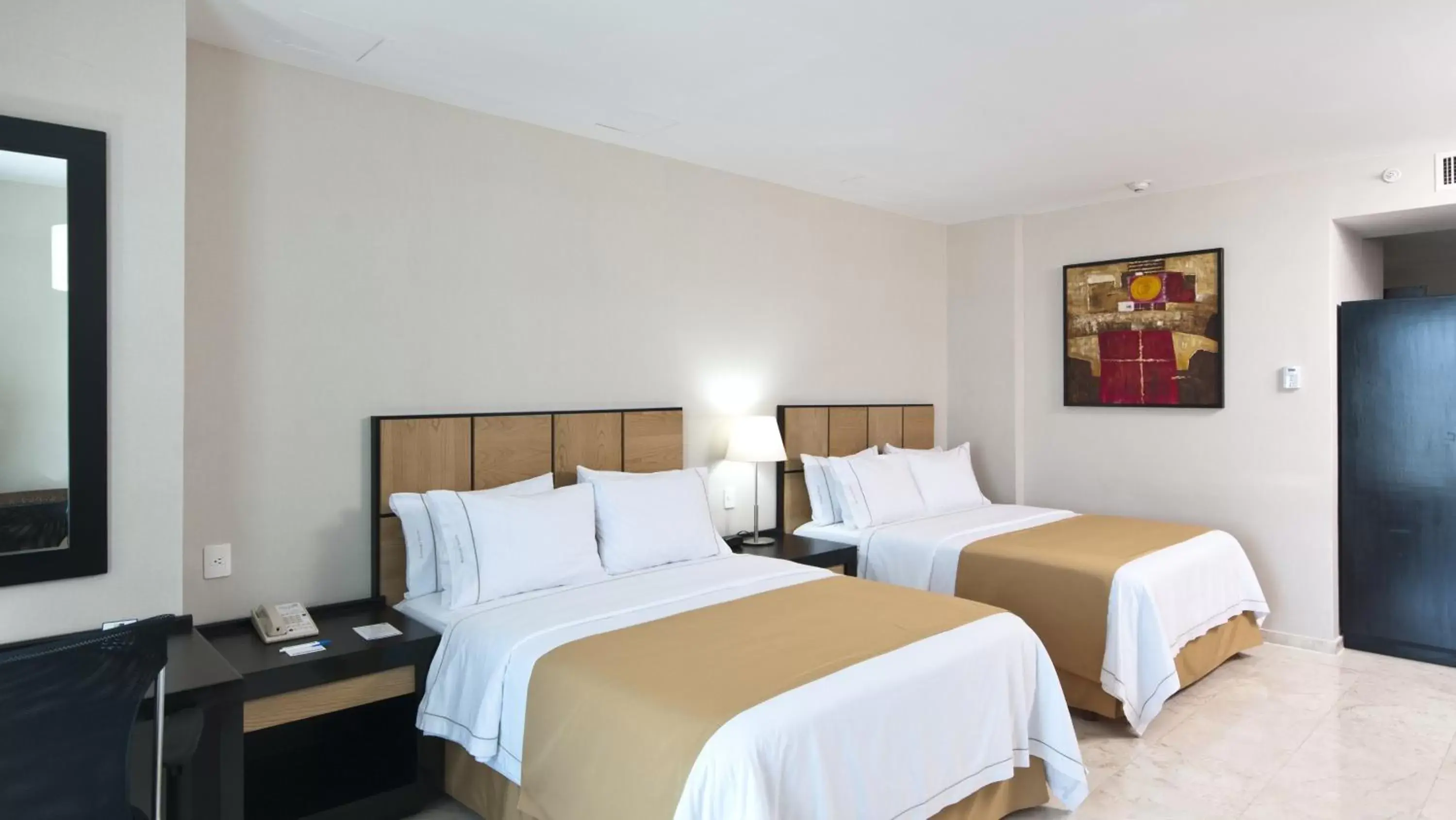 Photo of the whole room, Bed in Holiday Inn Express Ciudad Del Carmen, an IHG Hotel