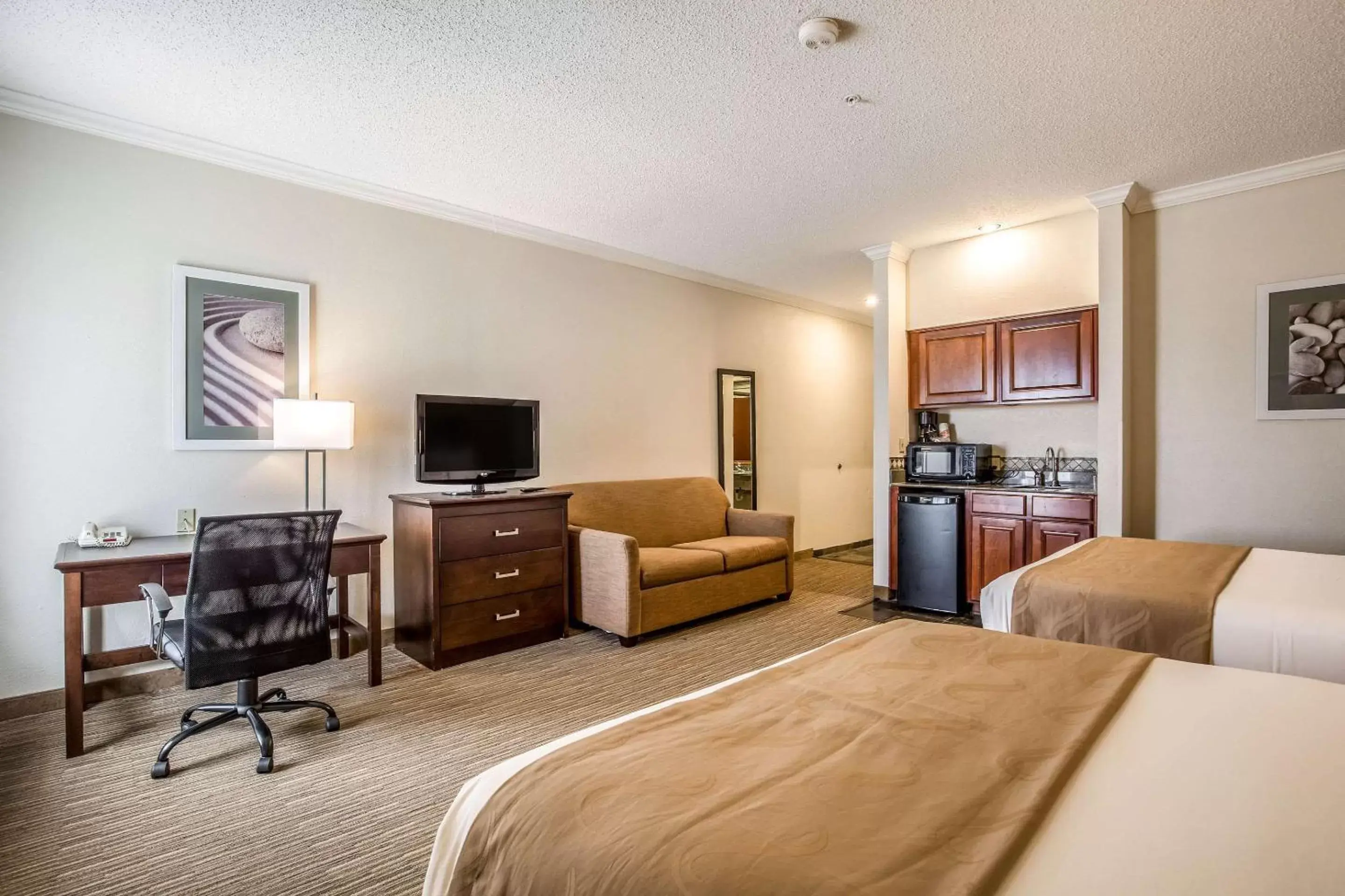 Photo of the whole room, TV/Entertainment Center in Quality Inn and Suites Seabrook - NASA - Kemah