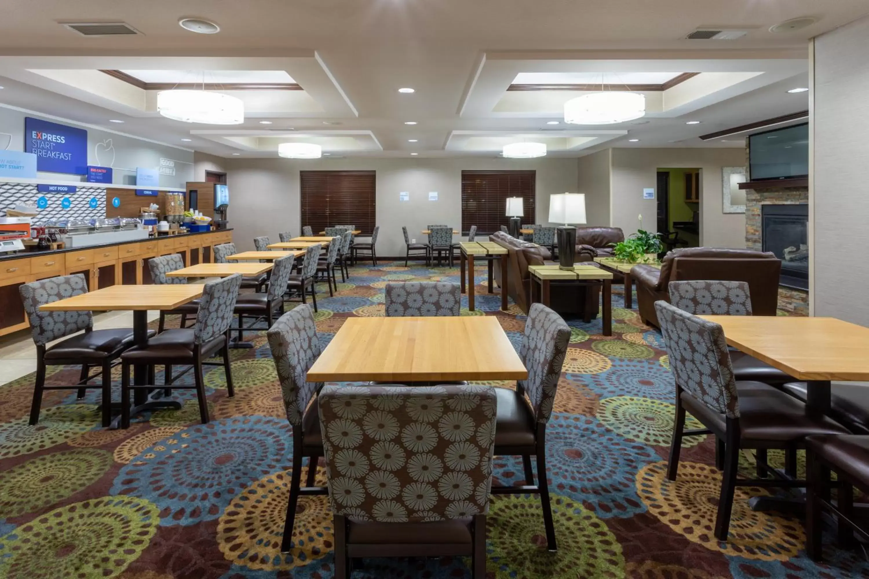 Seating area, Restaurant/Places to Eat in Holiday Inn Express and Suites Rochester West-Medical Center, an IHG Hotel