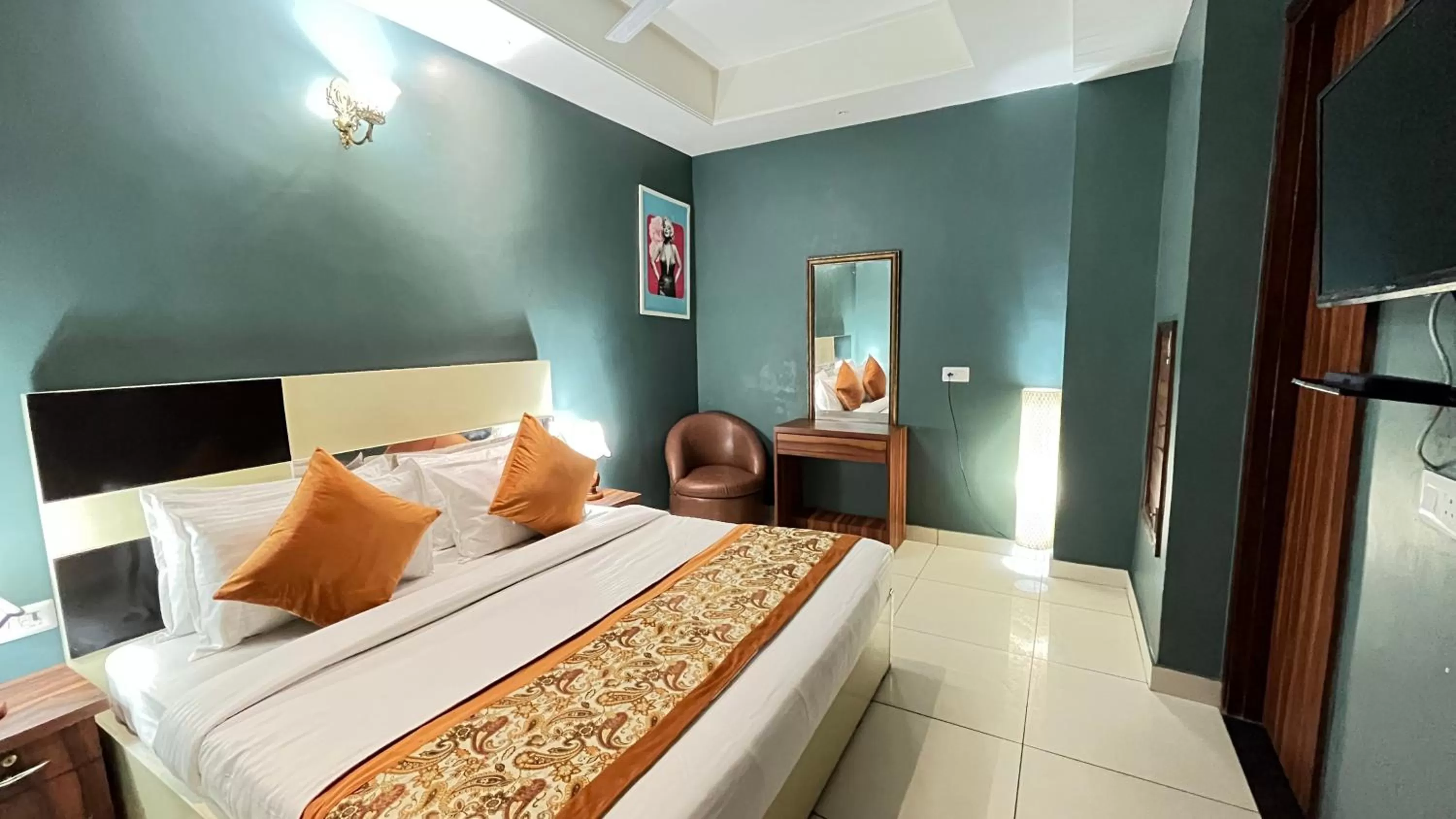 Bed in Qotel Hotel Church House Rohini Sector 15