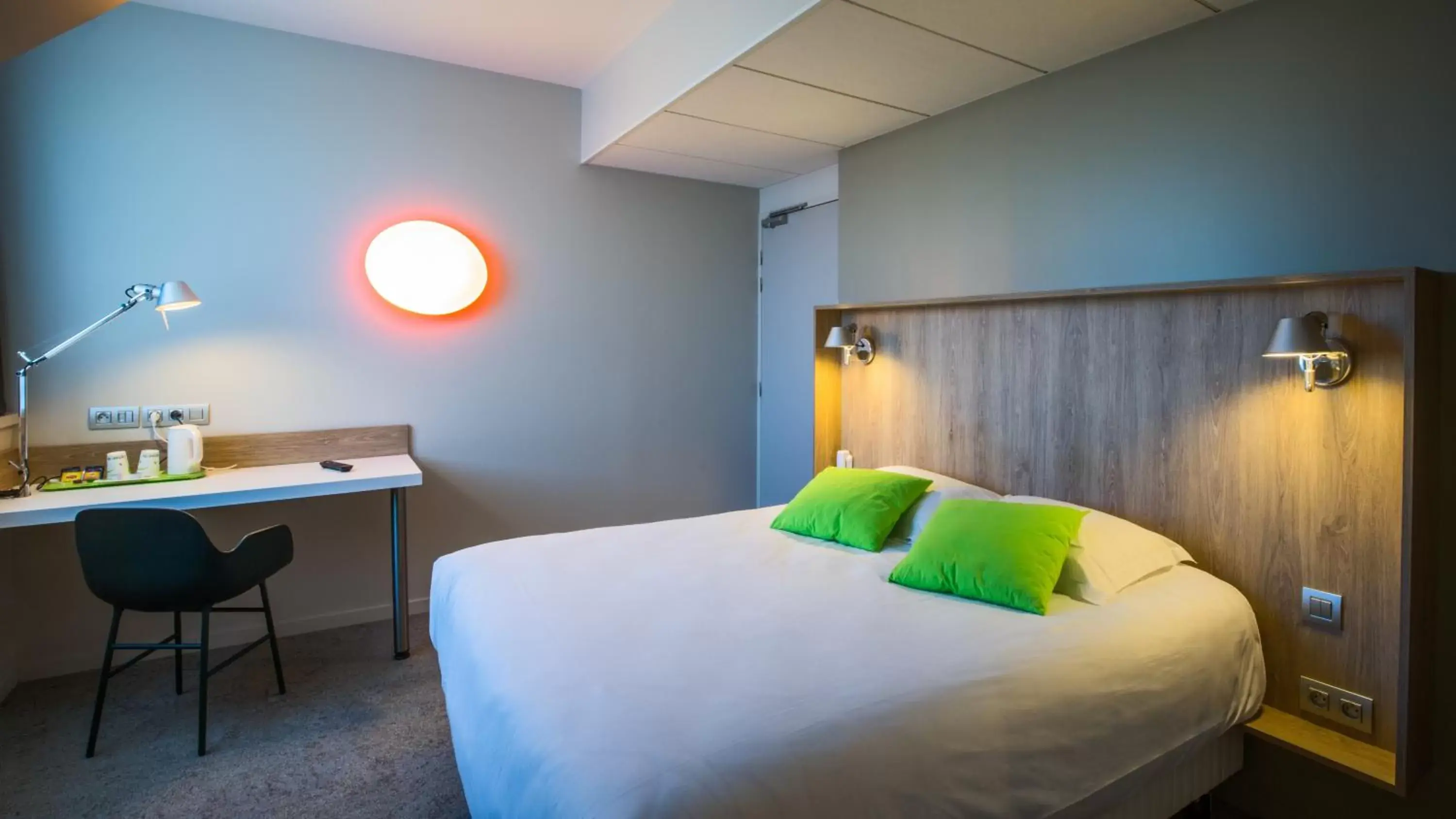 Bedroom, Bed in Campanile Rennes Centre - Gare