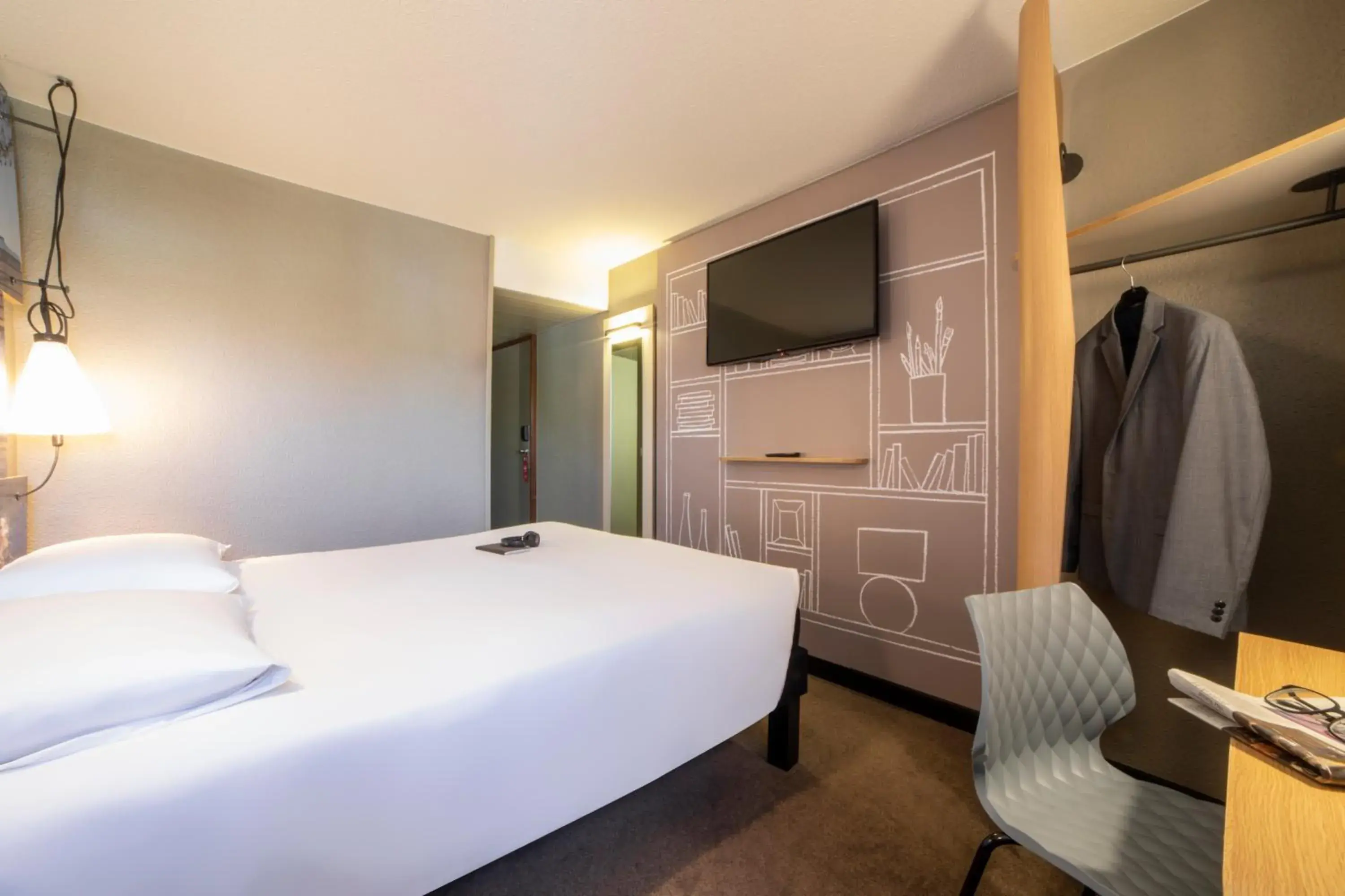 Bed in ibis Paris Creteil