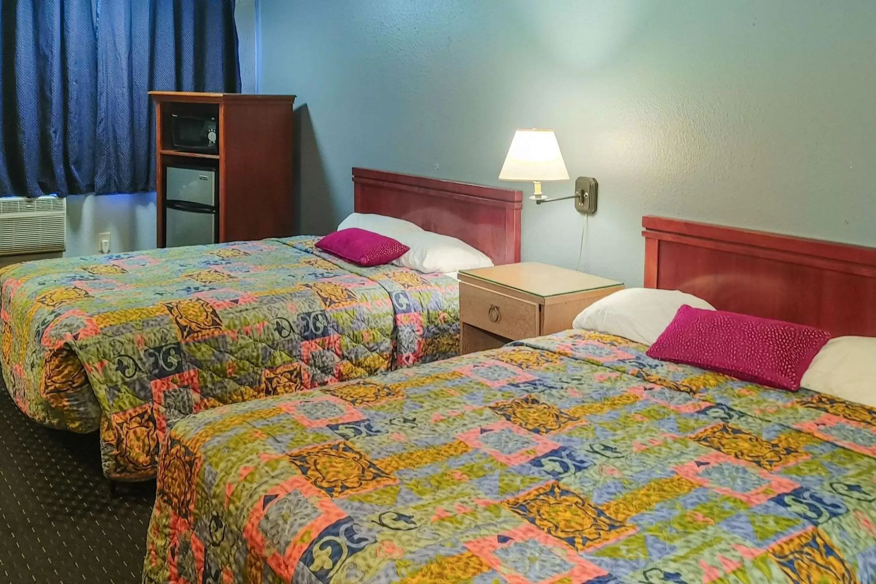 Bedroom, Bed in Rodeway Inn Seatac