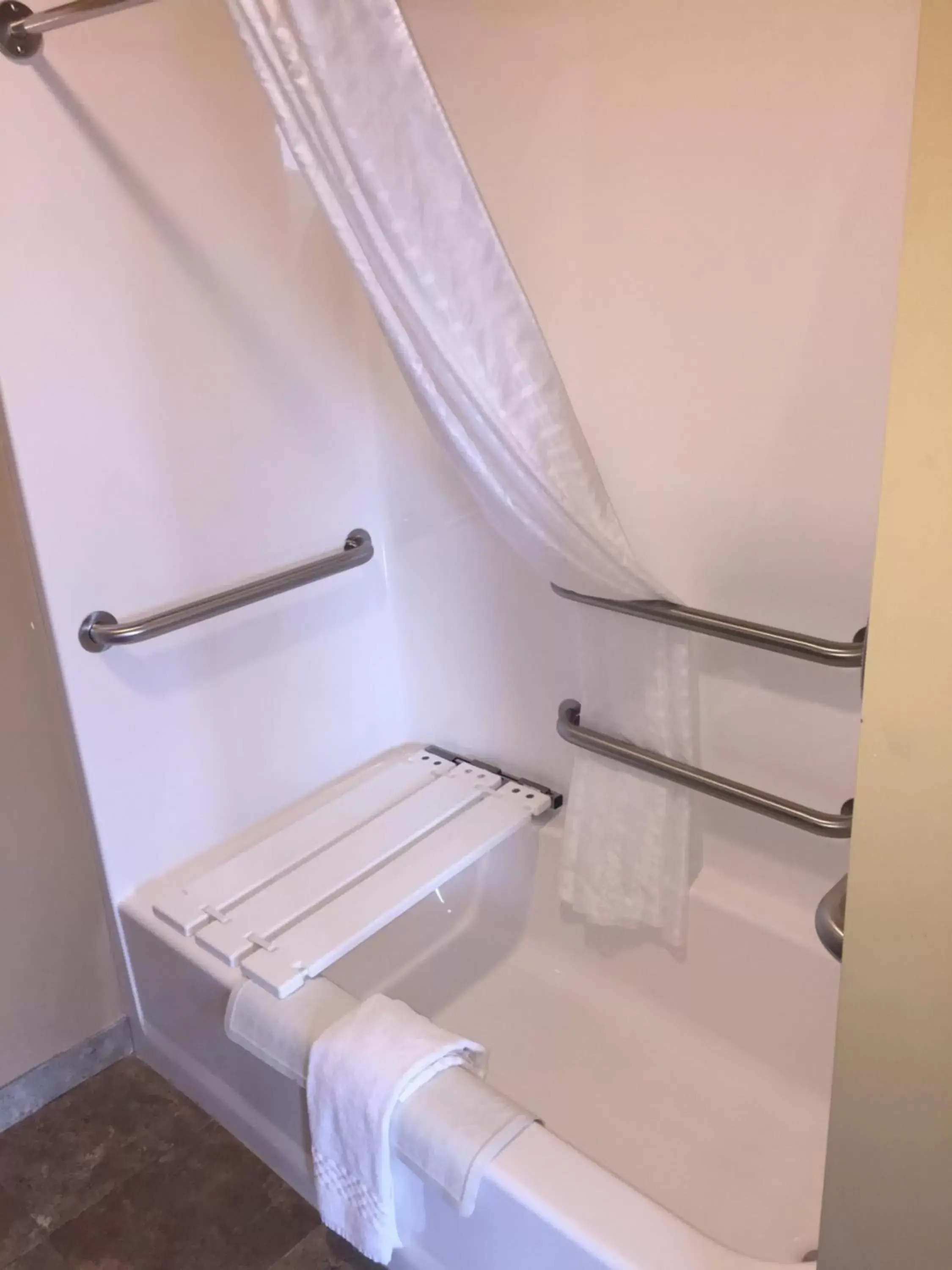 Shower, Bathroom in Cobblestone Inn & Suites - Newton