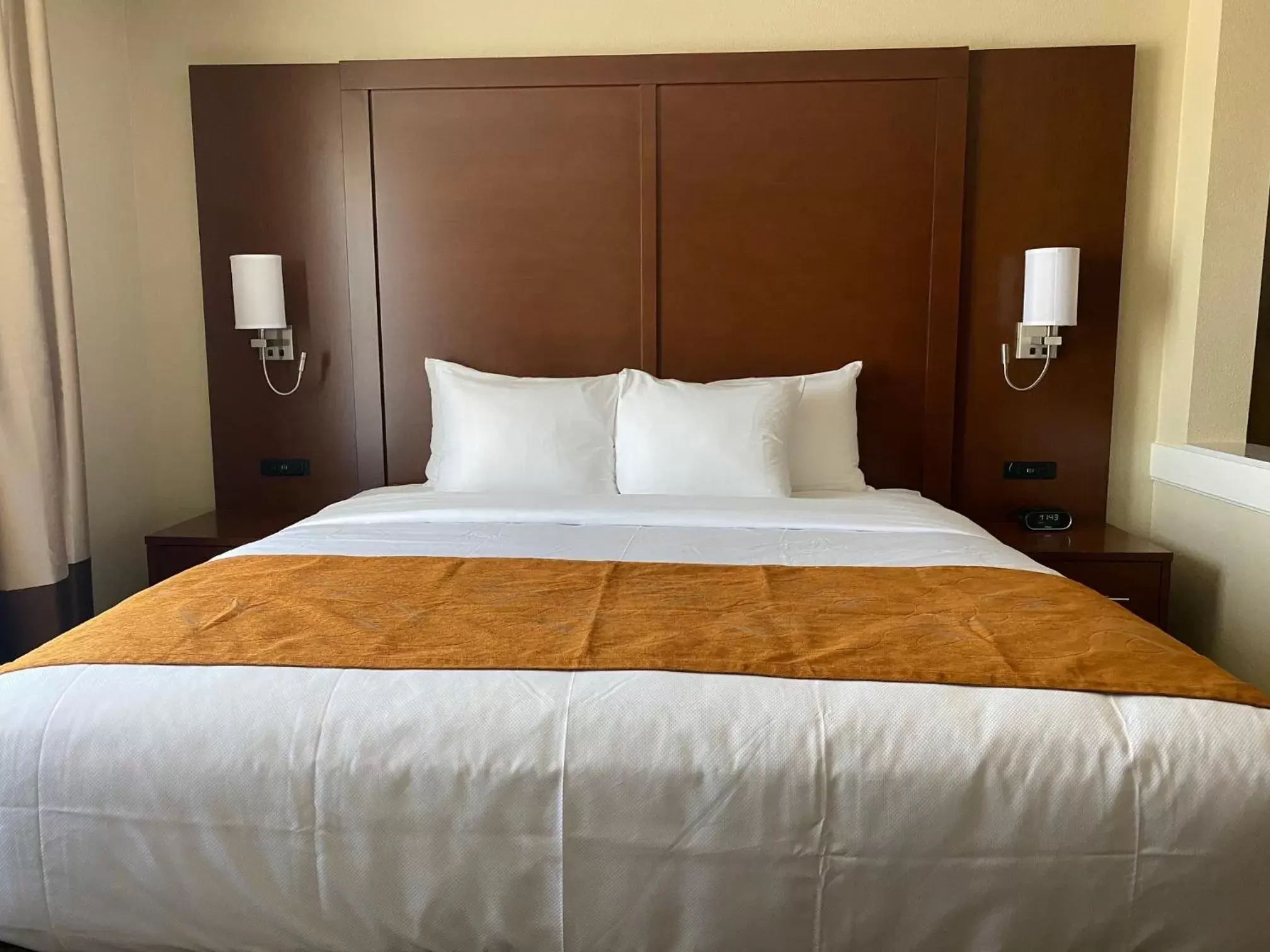 Bed in Comfort Suites Midland West