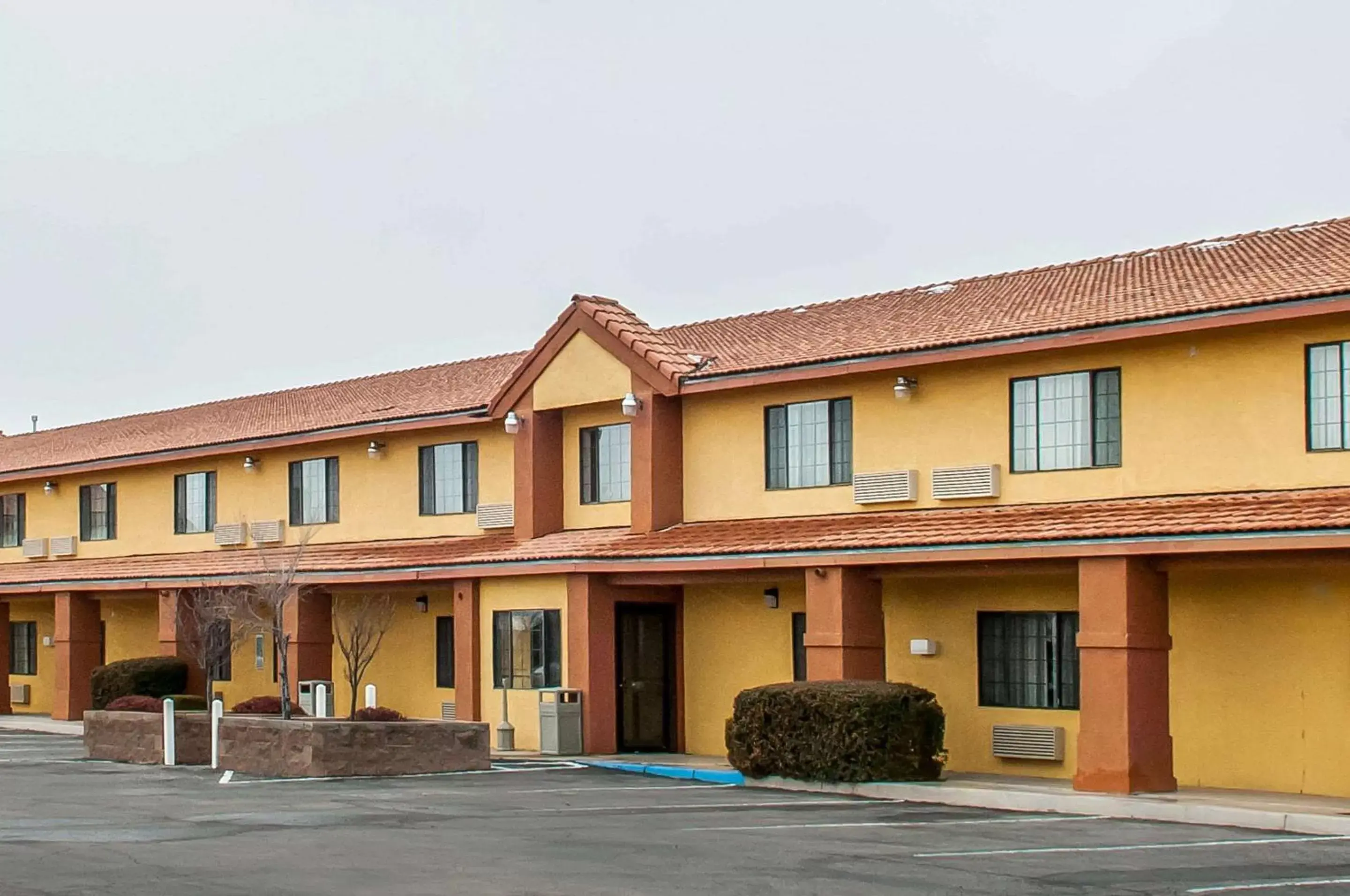 Property Building in Quality Inn & Suites Grants