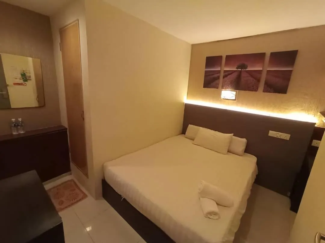 Photo of the whole room, Bed in One Point Hotel
