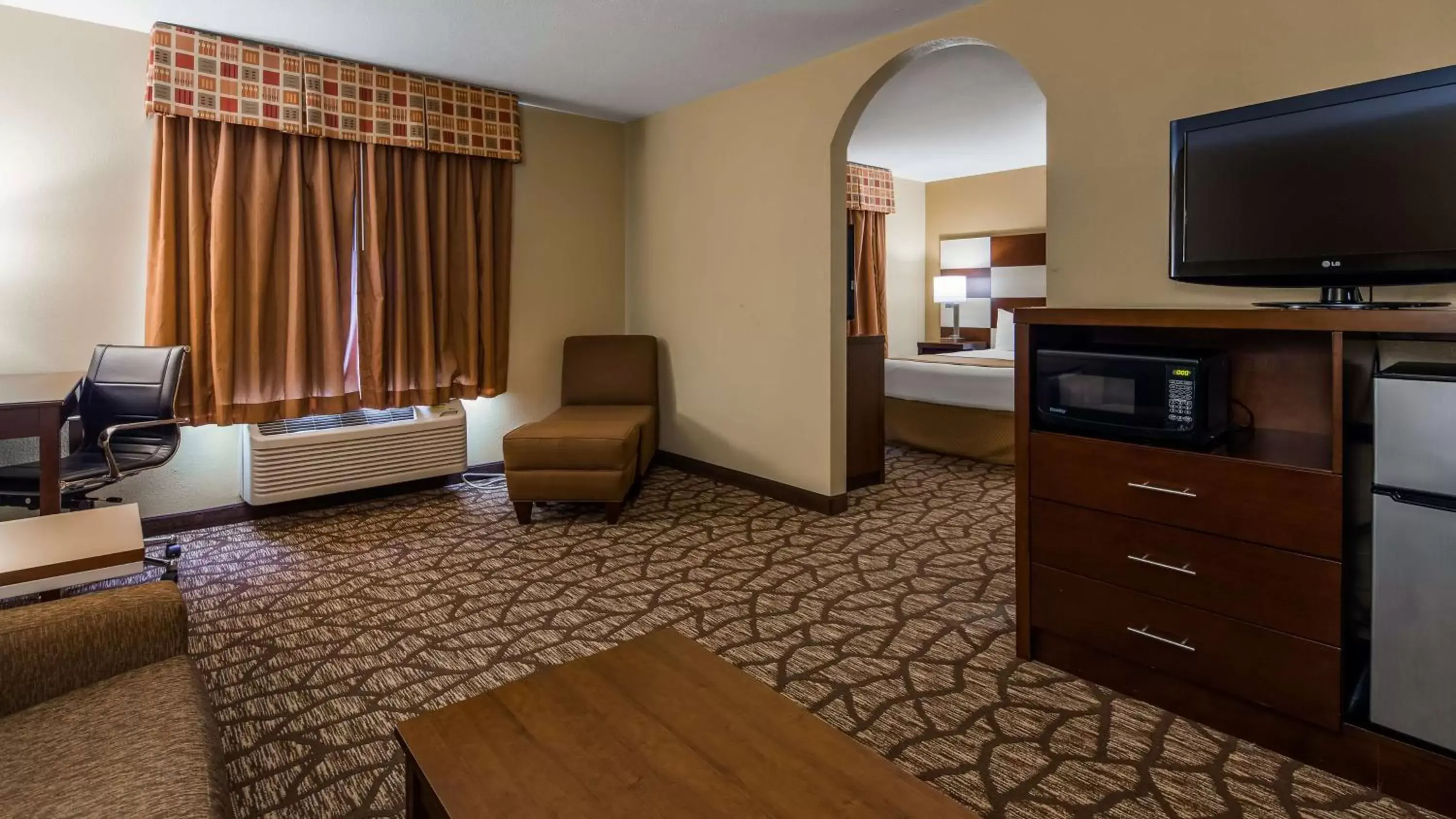 Photo of the whole room, TV/Entertainment Center in Best Western Joliet Inn & Suites