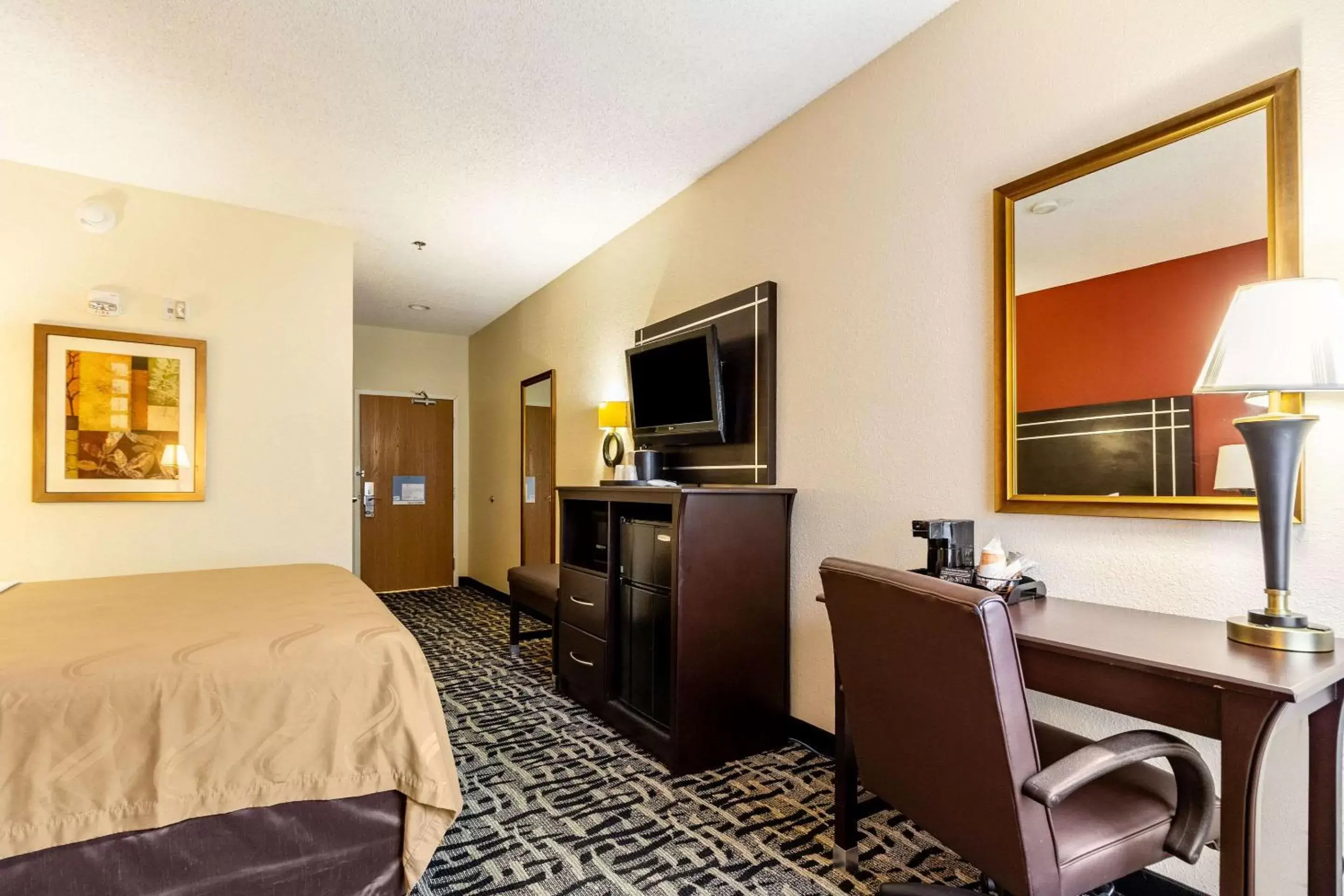 Photo of the whole room, TV/Entertainment Center in Quality Inn Texas City I-45