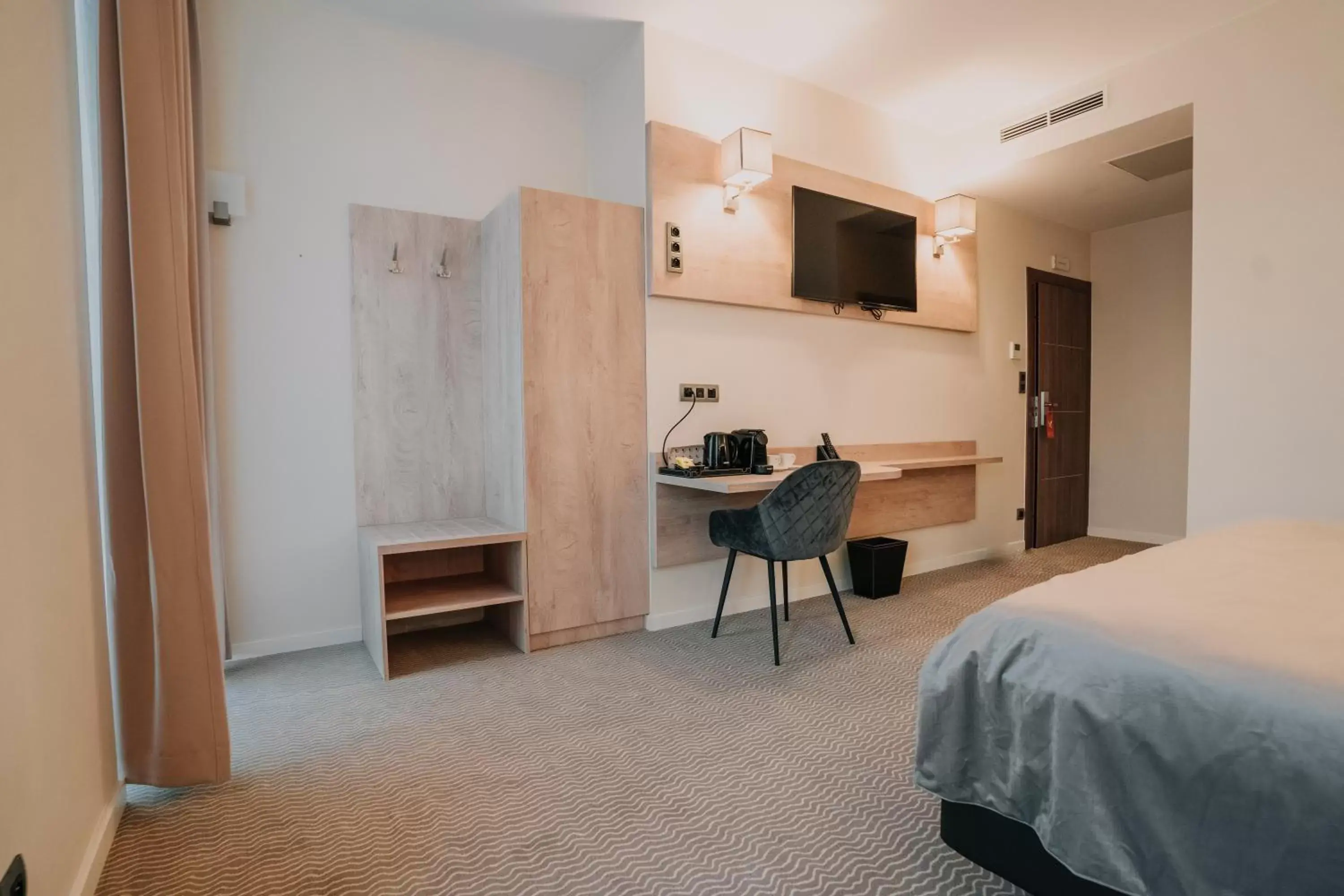 Photo of the whole room, Bed in Hôtel Concorde Photo of the whole room, Bed in Hôtel Concorde