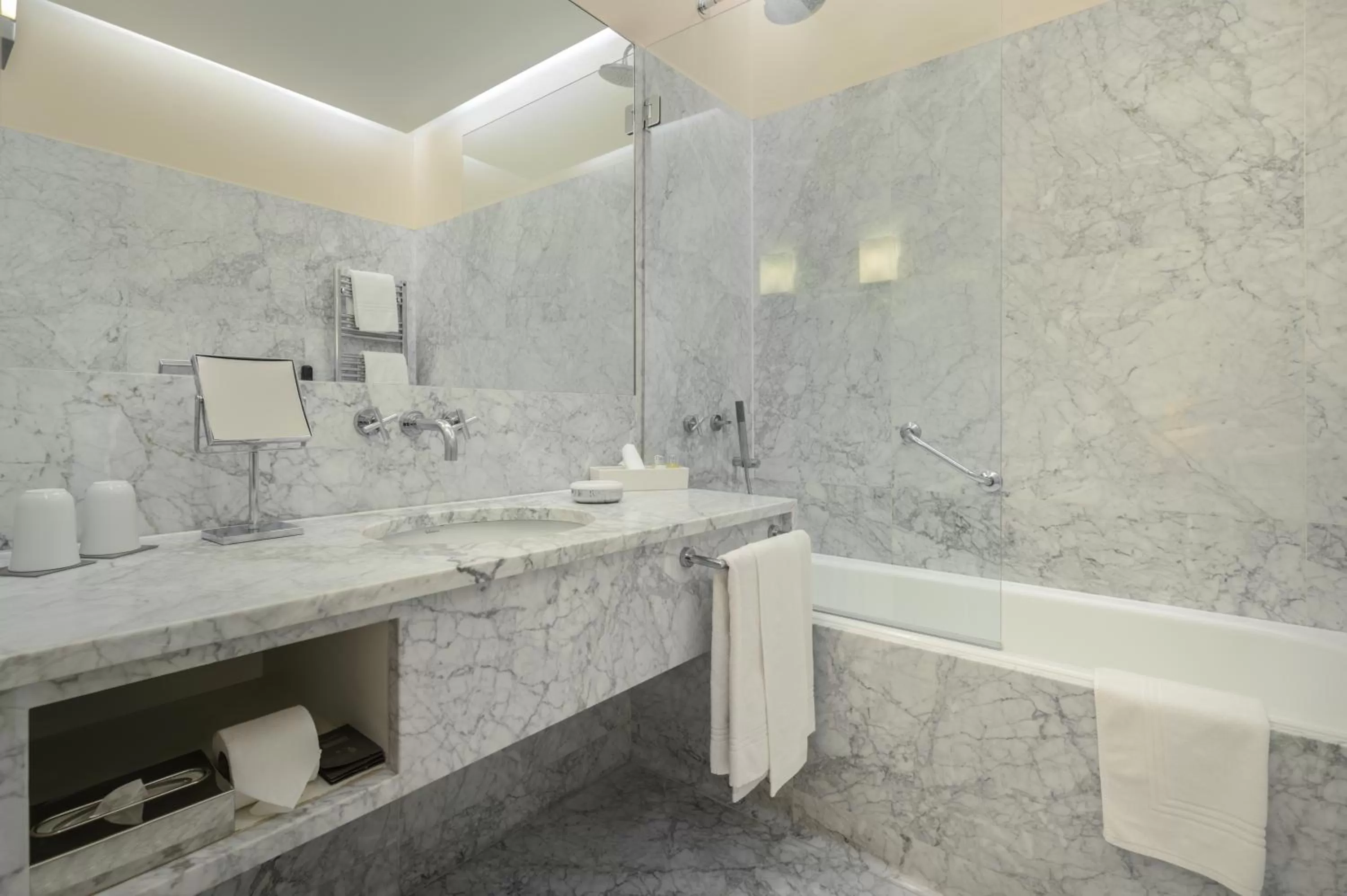 Bathroom in Hotel Britania Art Deco - Lisbon Heritage Collection - Avenida