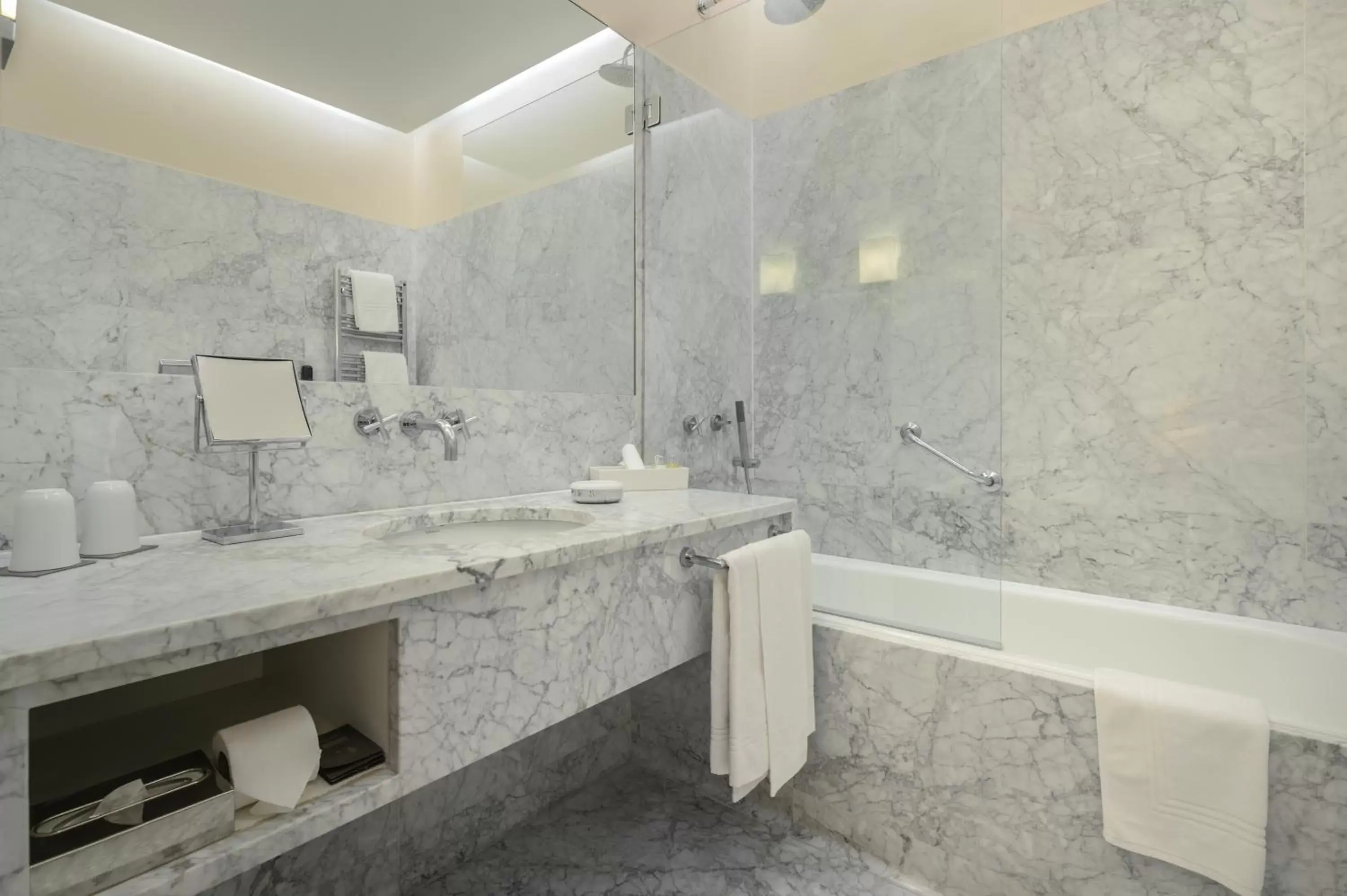 Bathroom in Hotel Britania Art Deco - Lisbon Heritage Collection - Avenida