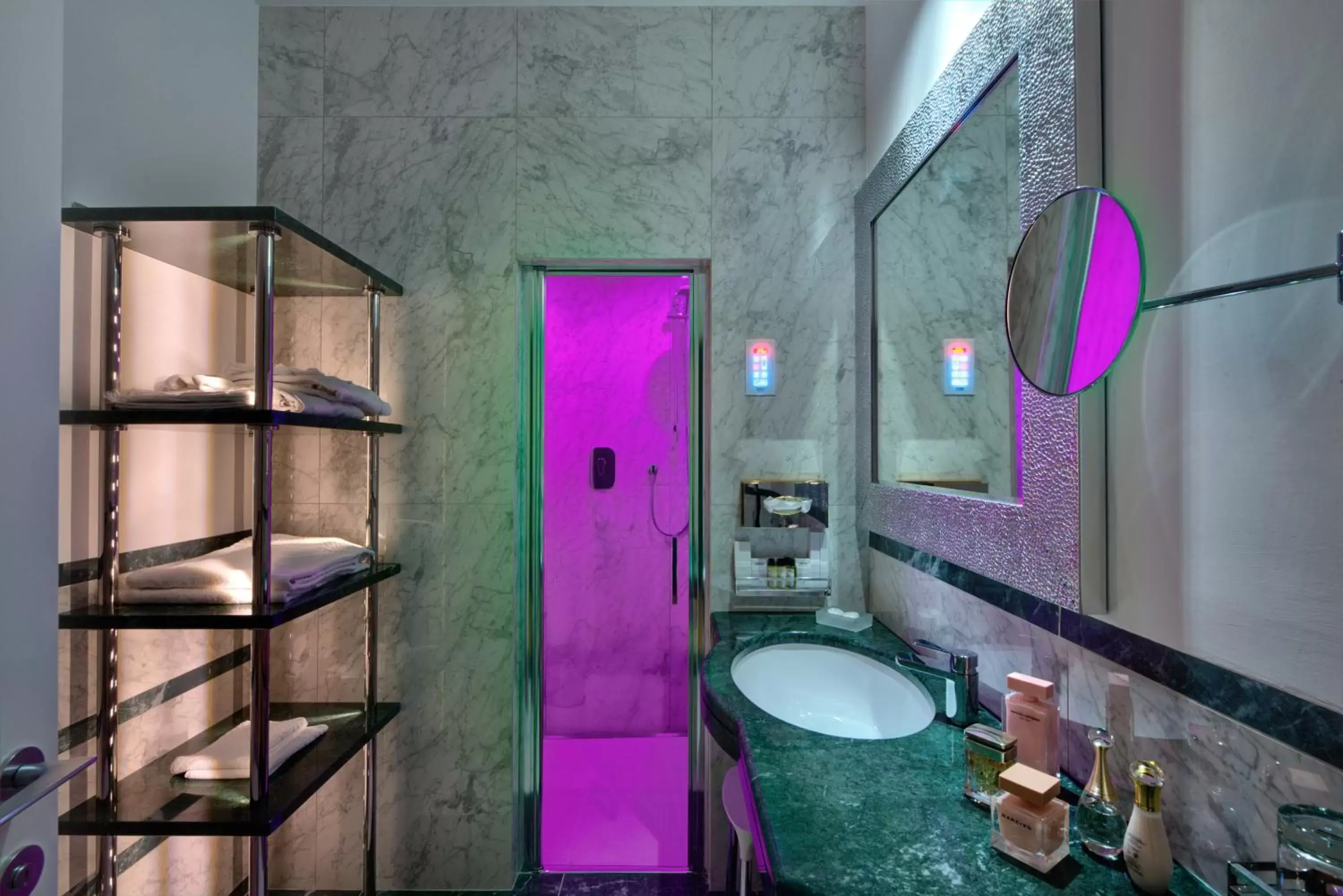 Shower, Bathroom in Art Hotel Commercianti