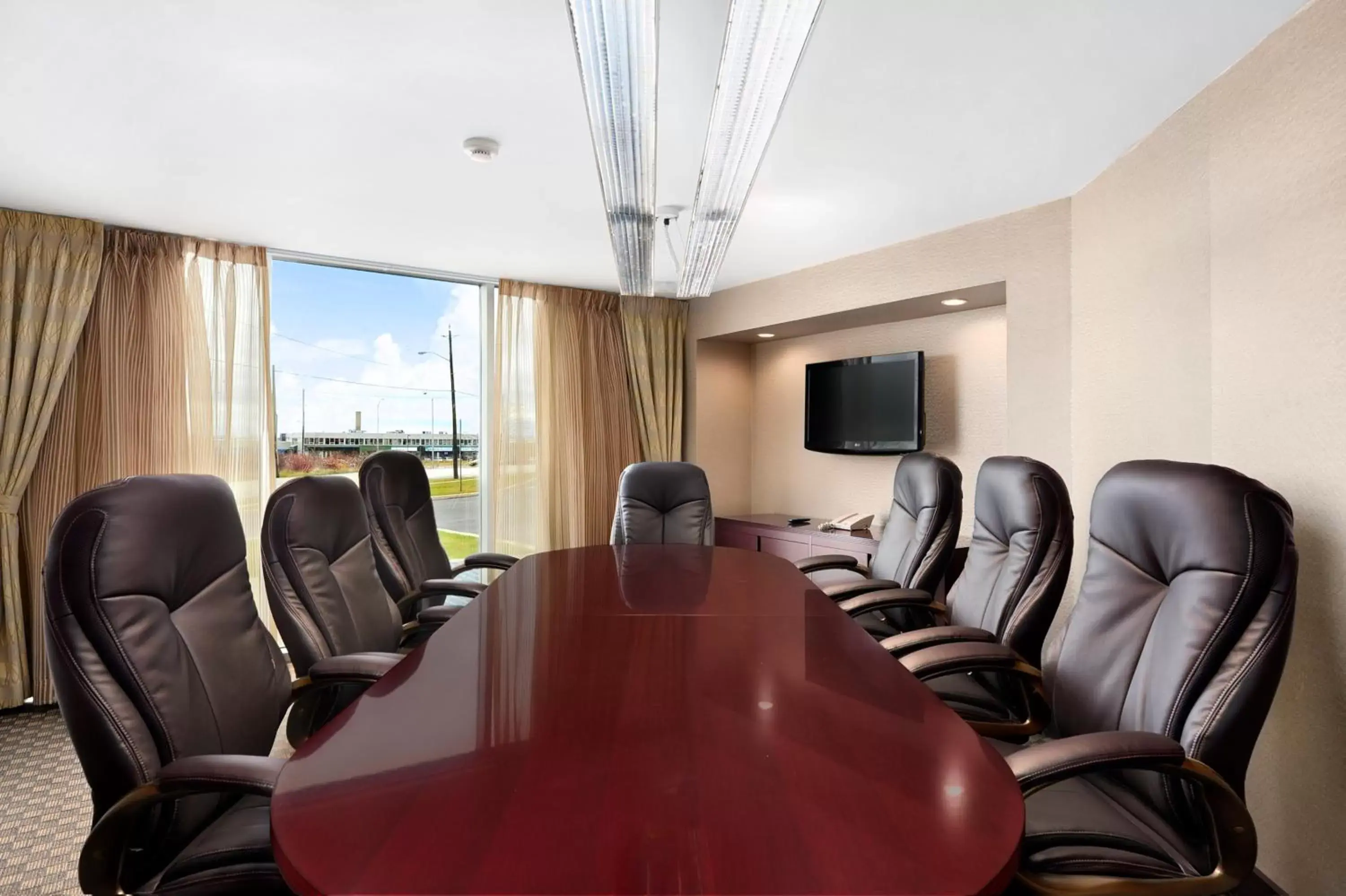 Meeting/conference room in Comfort Inn & Conference Centre Toronto Airport