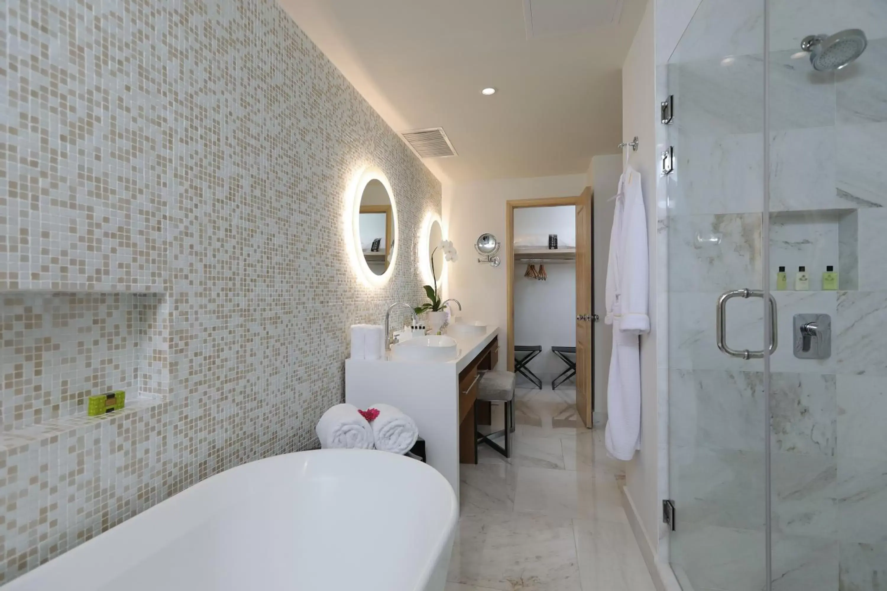 Photo of the whole room, Bathroom in Hotel Real Intercontinental Tegucigalpa, an IHG Hotel