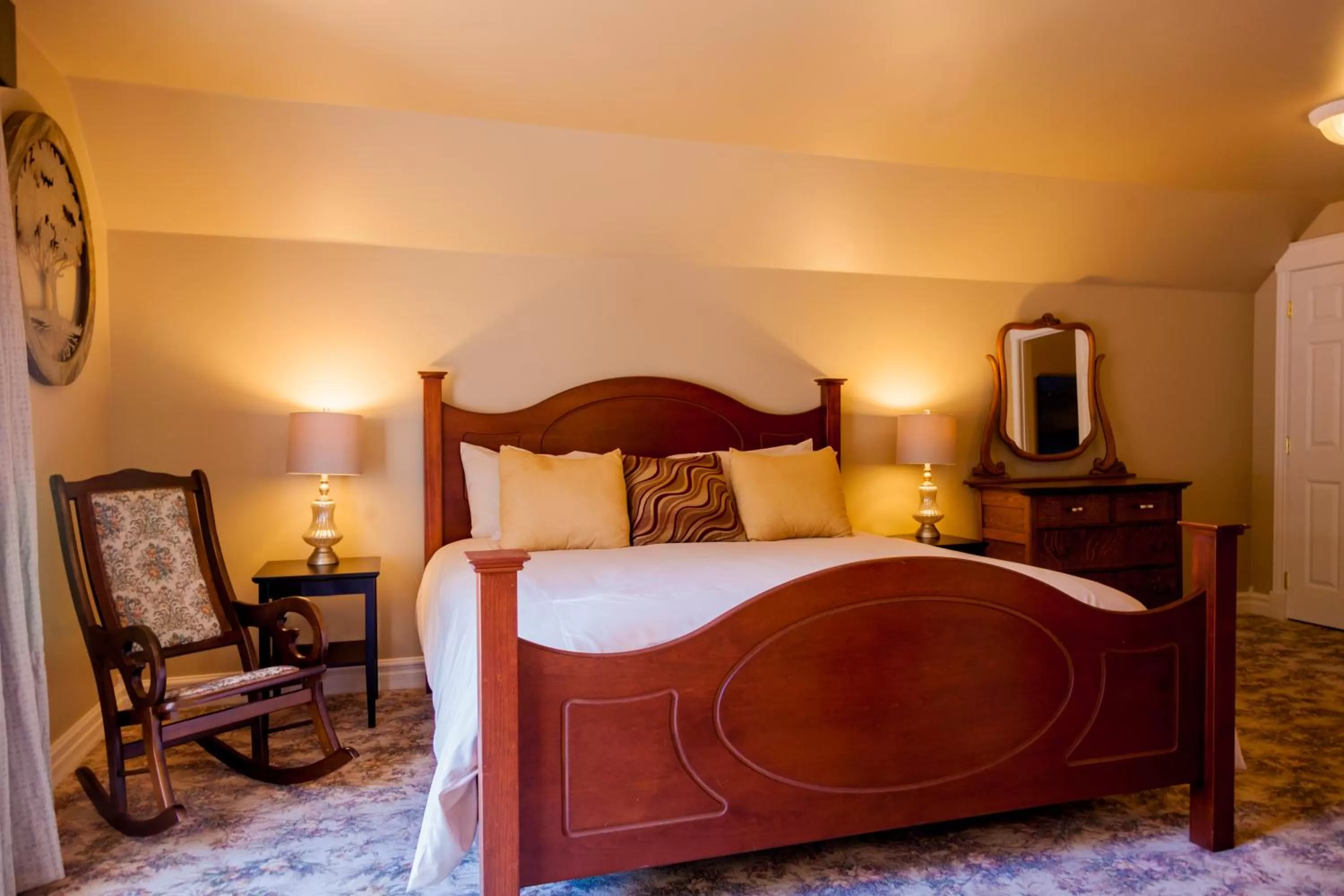 Bed in The Oakwood Inn