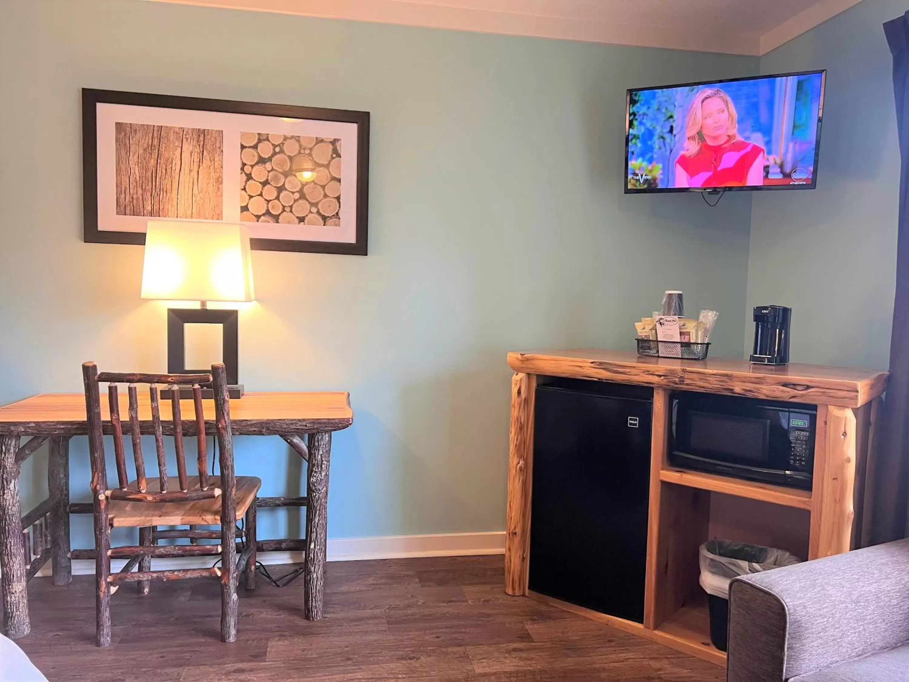 Seating area, TV/Entertainment Center in Mountain Top Inn and Resort