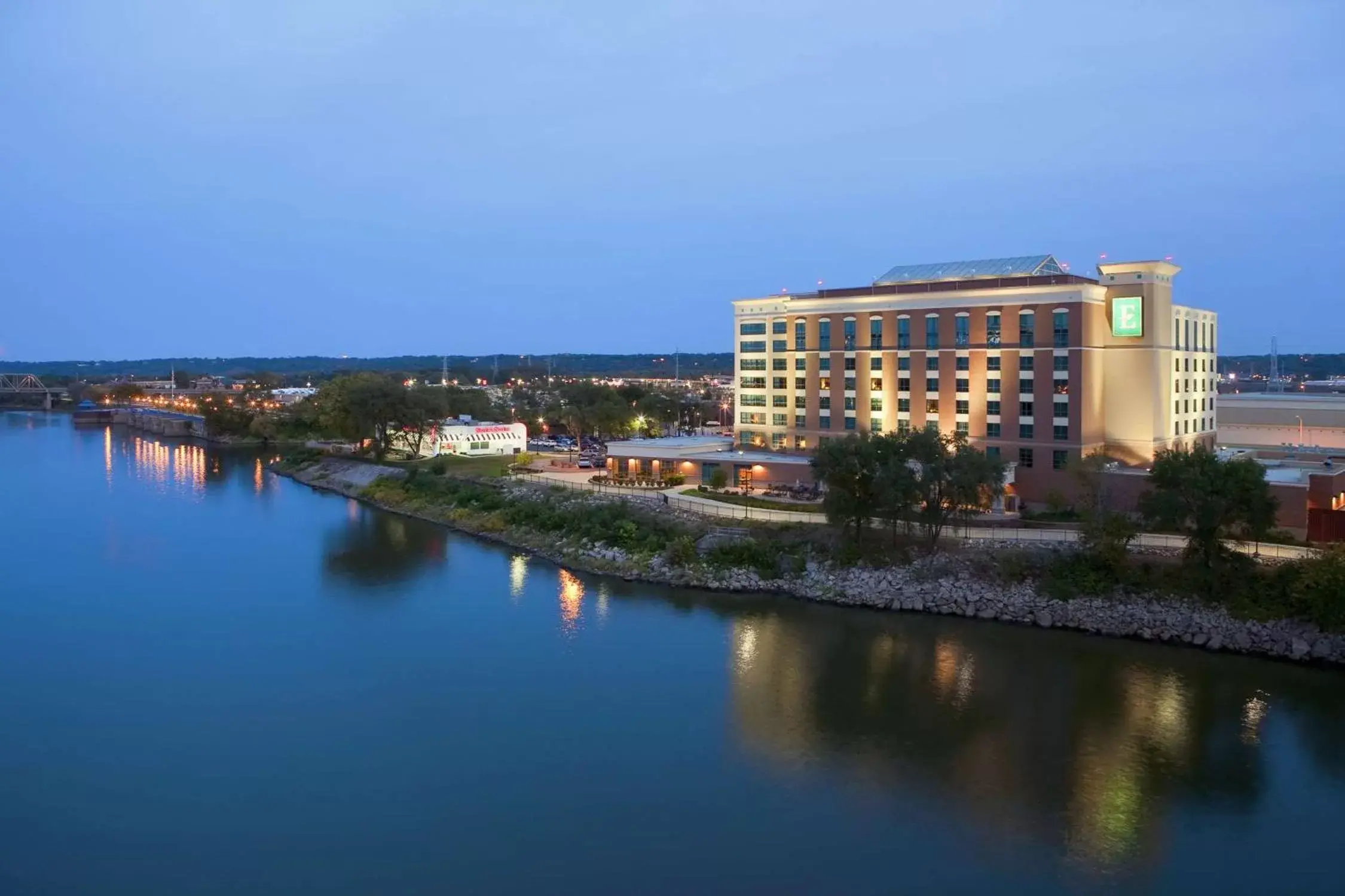 Property building in Embassy Suites East Peoria Hotel and Riverfront Conference Center