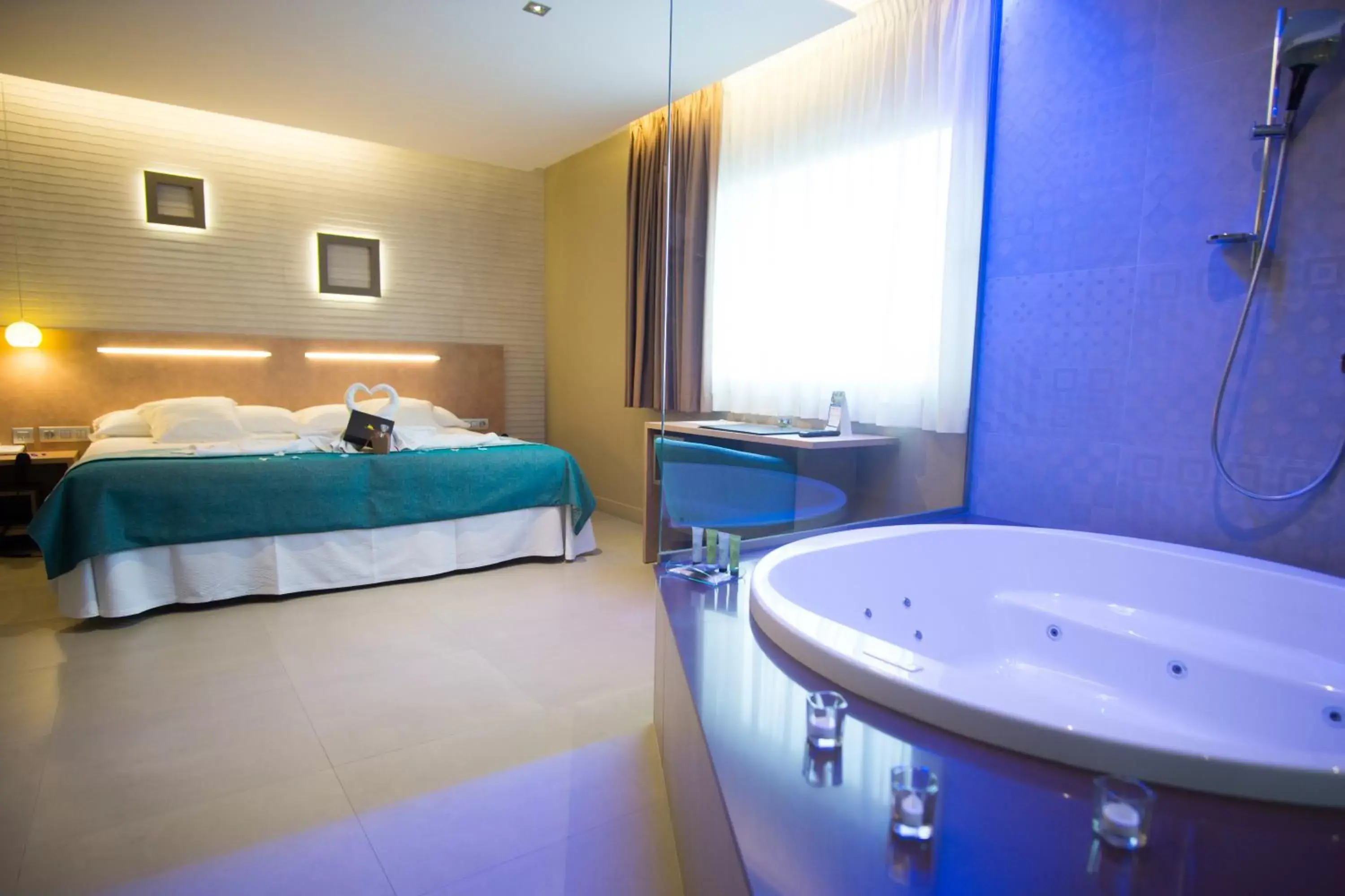 Hot Tub, Room Photo in Felix Hotel