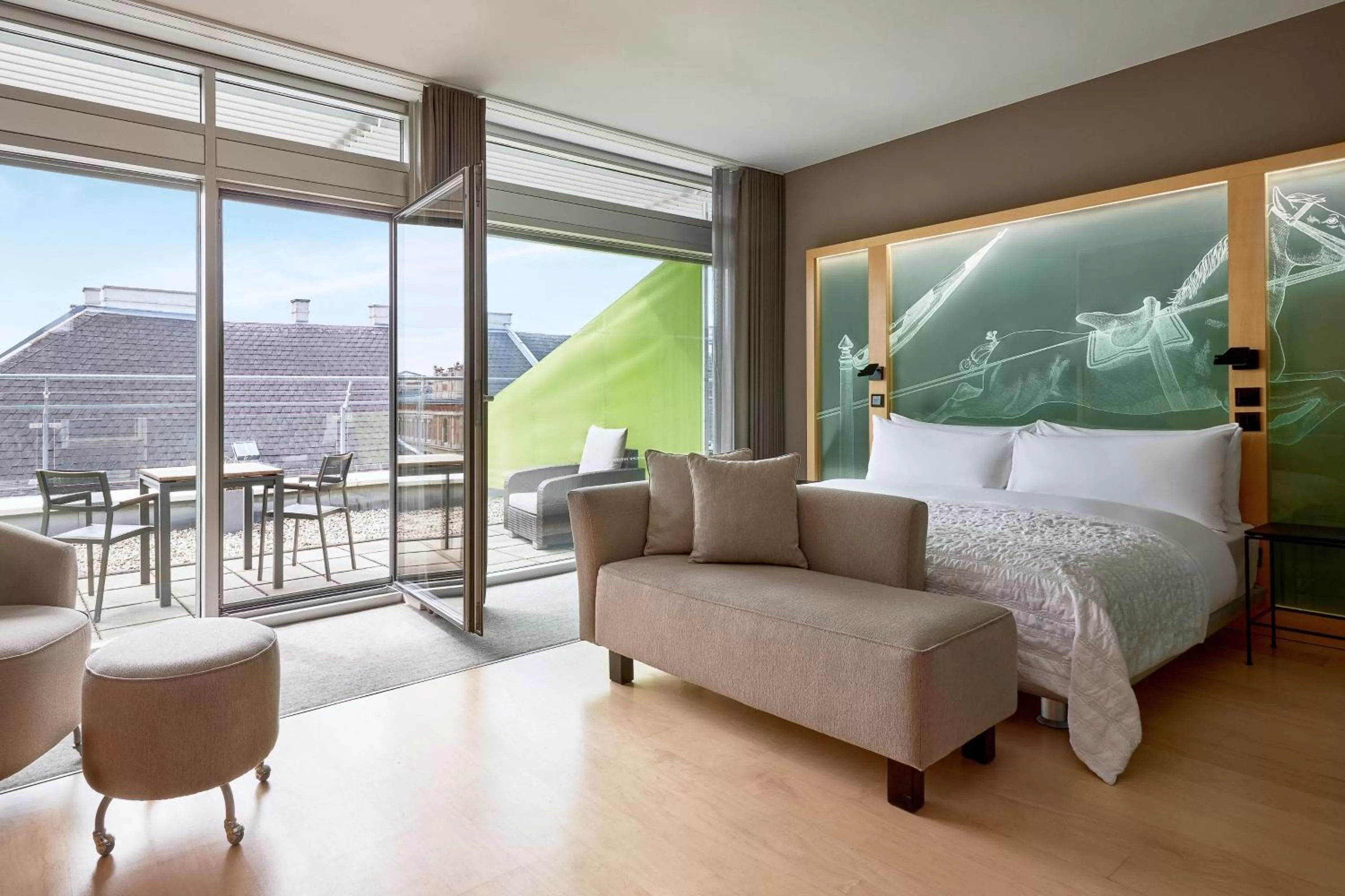 Photo of the whole room, Bed in Le Méridien Vienna