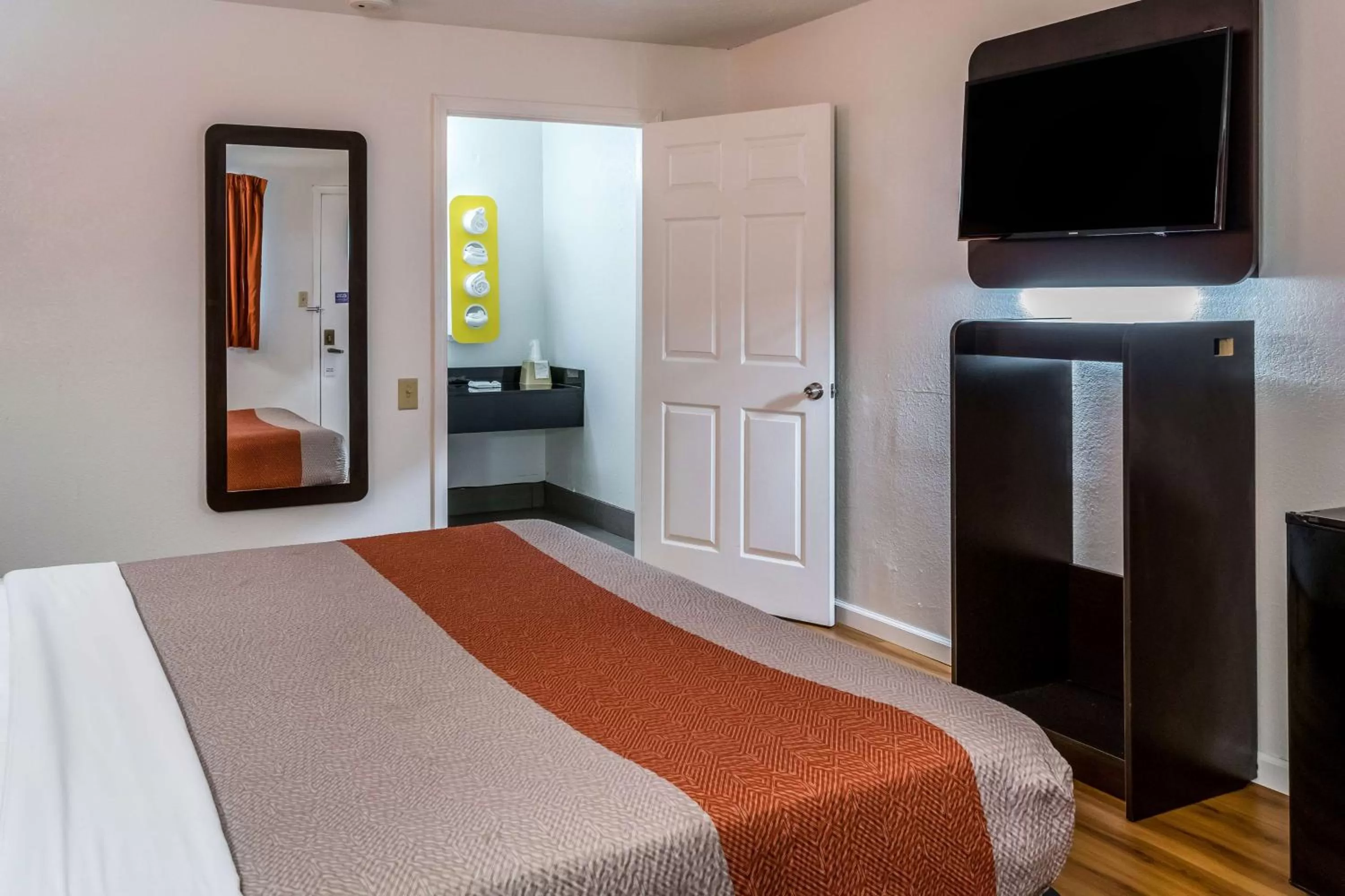 TV and multimedia, Bed in Motel 6 Florence, KY - Cincinnati Airport