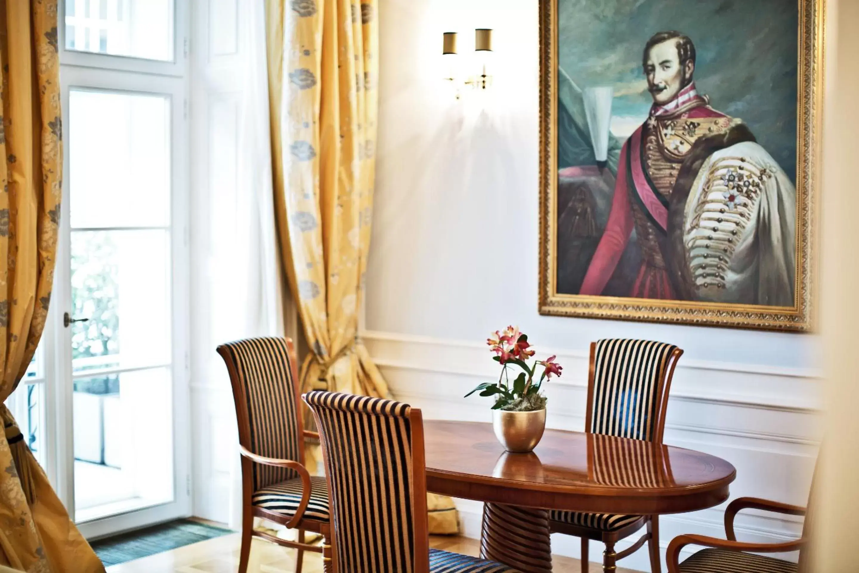 Living room in Palais Coburg Hotel Living room in Palais Coburg Hotel