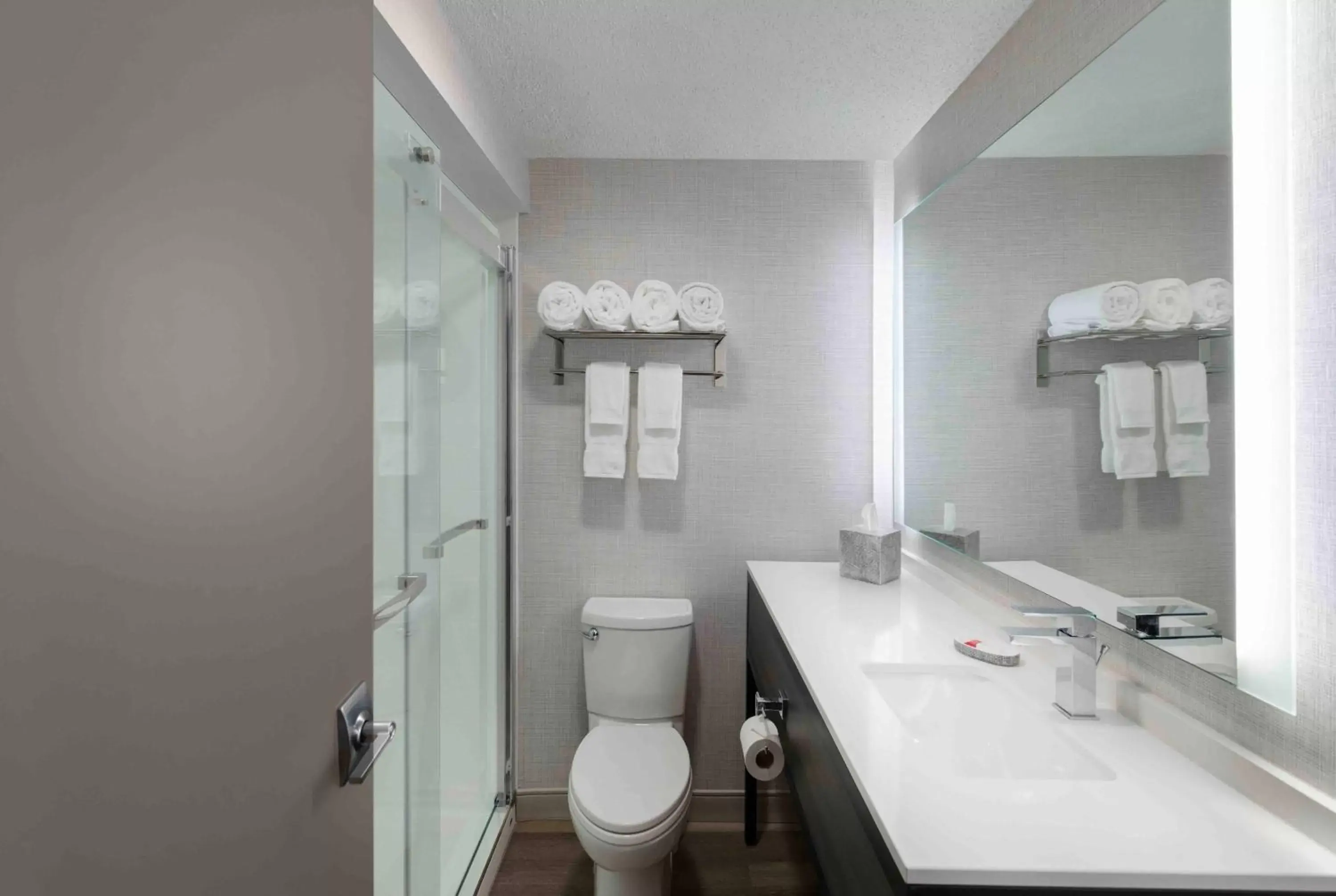 TV and multimedia, Bathroom in La Quinta by Wyndham South Burlington