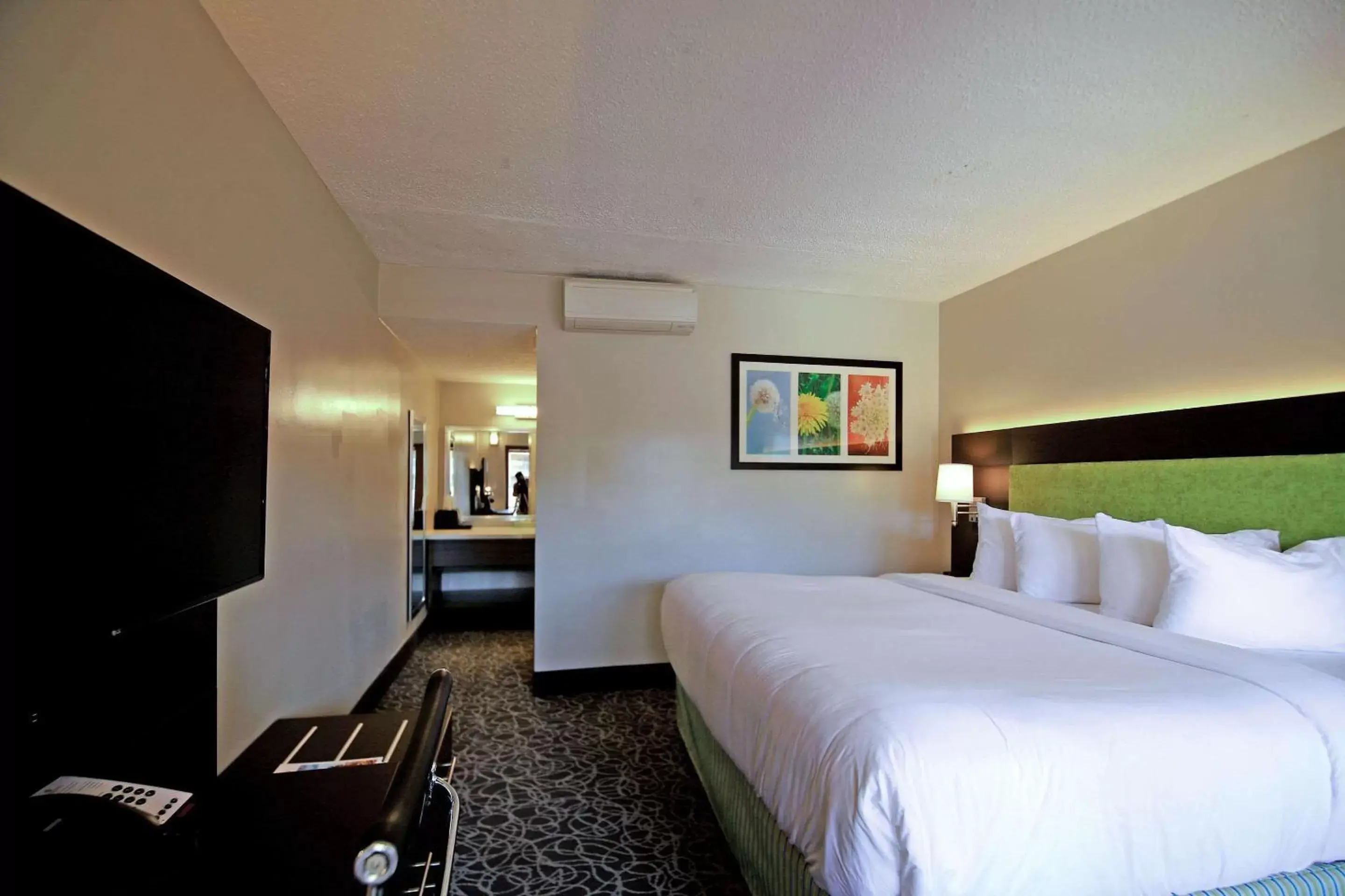 Photo of the whole room, Bed in El Sendero Inn, Ascend Hotel Collection