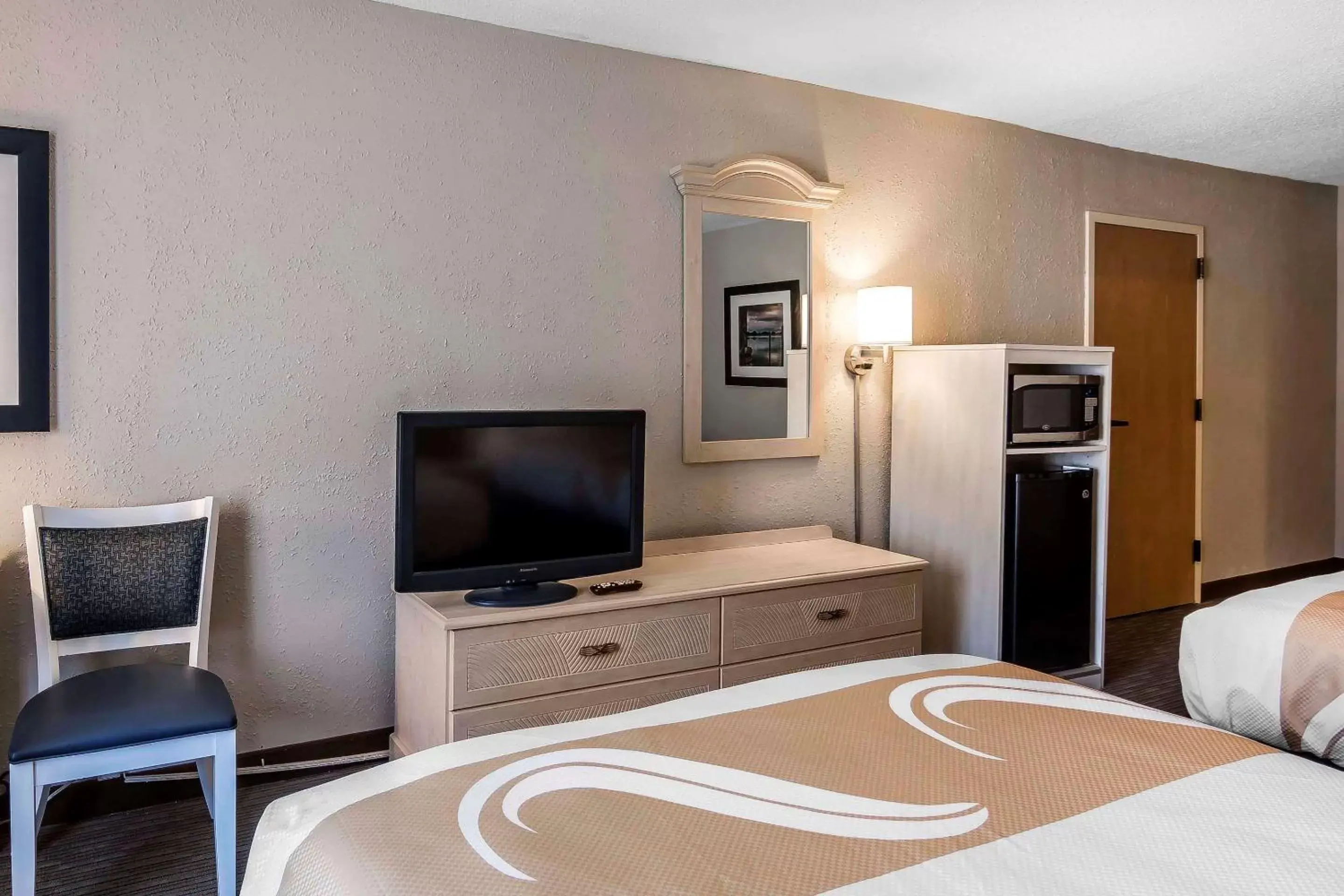 Photo of the whole room, TV/Entertainment Center in Quality Inn & Suites Exmore
