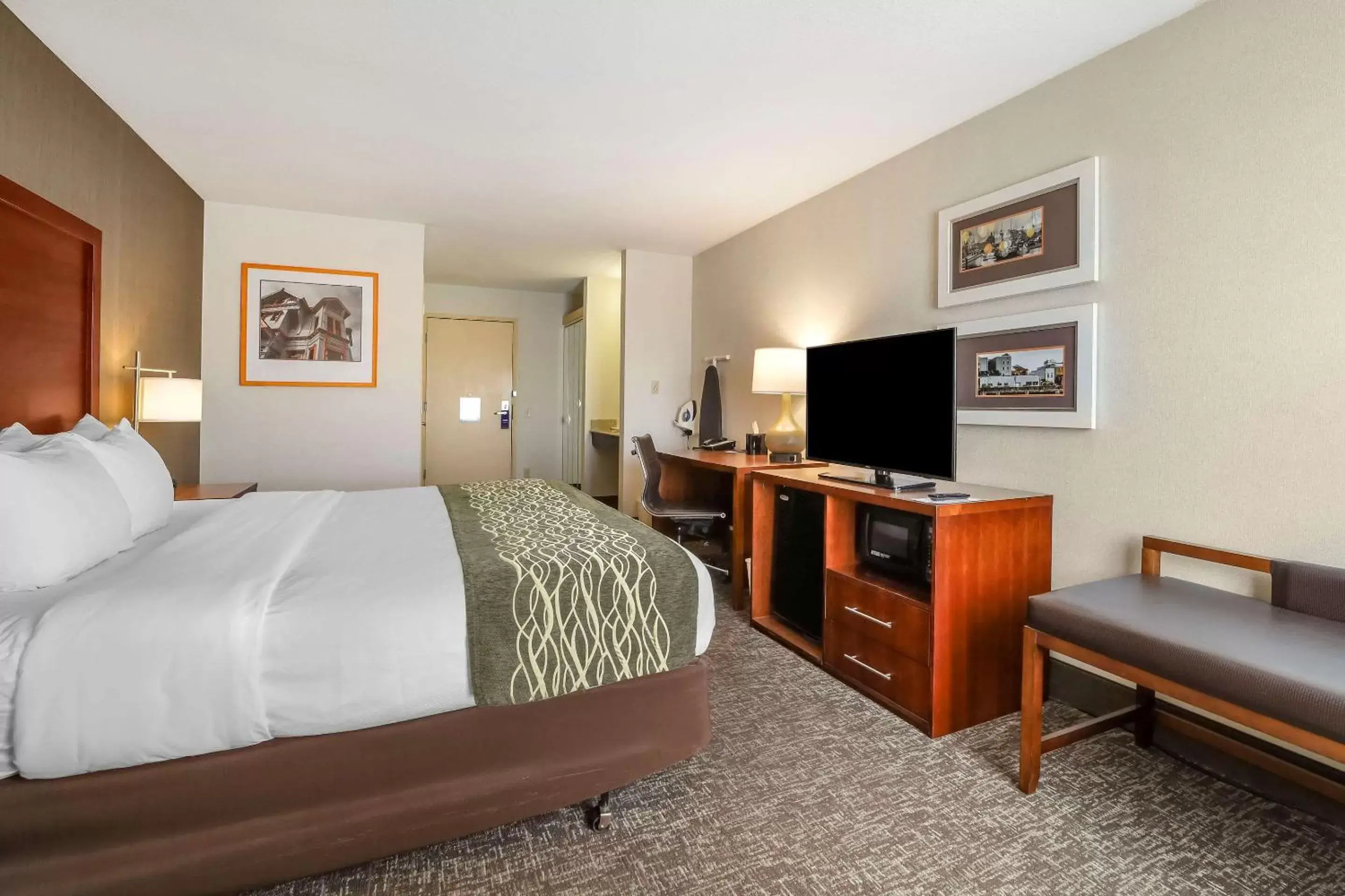 Bedroom, TV/Entertainment Center in Comfort Inn Humboldt Bay - Eureka